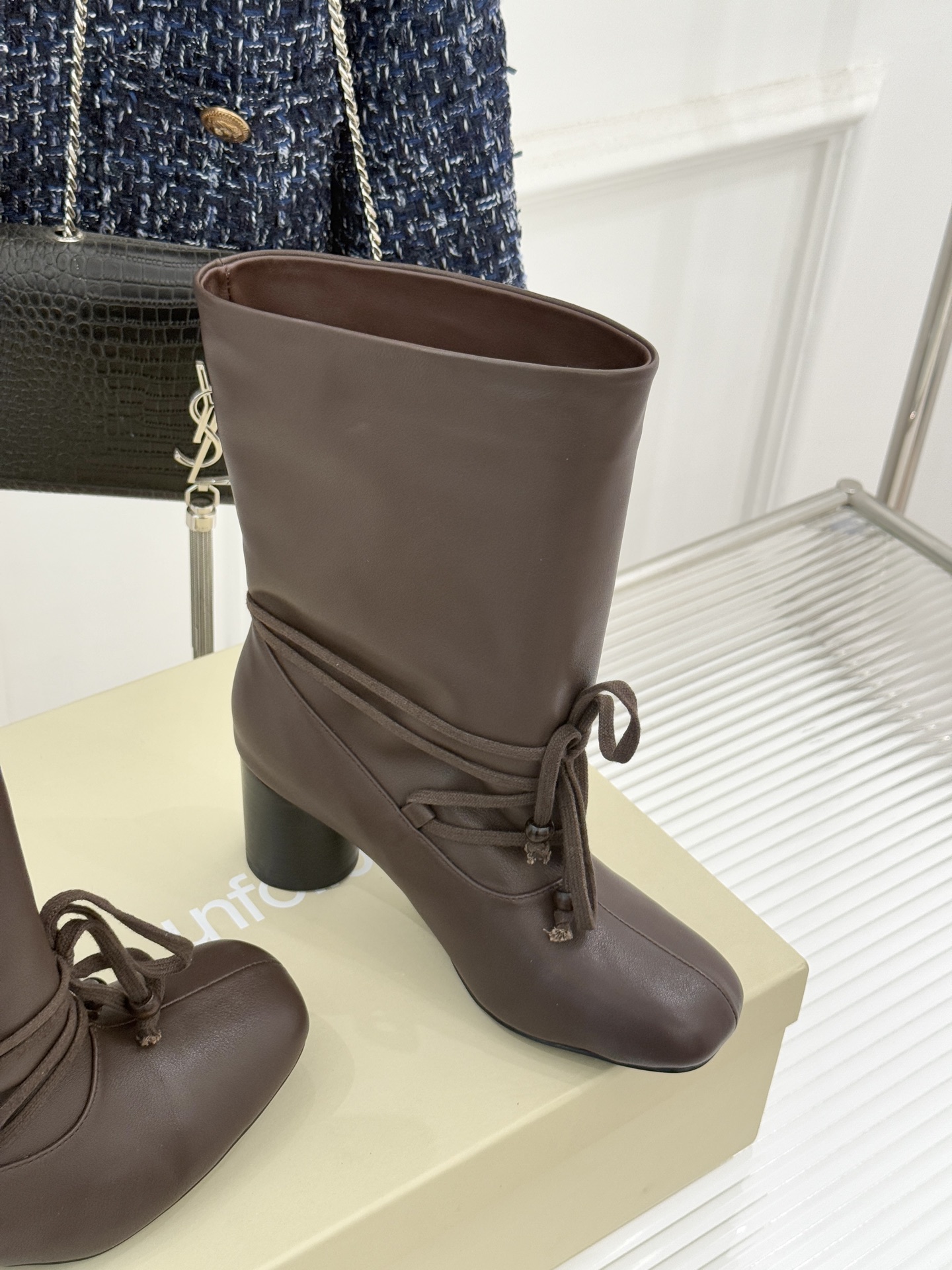 UNfolio25WF新品复古绑带粗跟短靴当地中海的浪漫风遇见复古美学这款短靴便有了恰到好处的时髦张力。