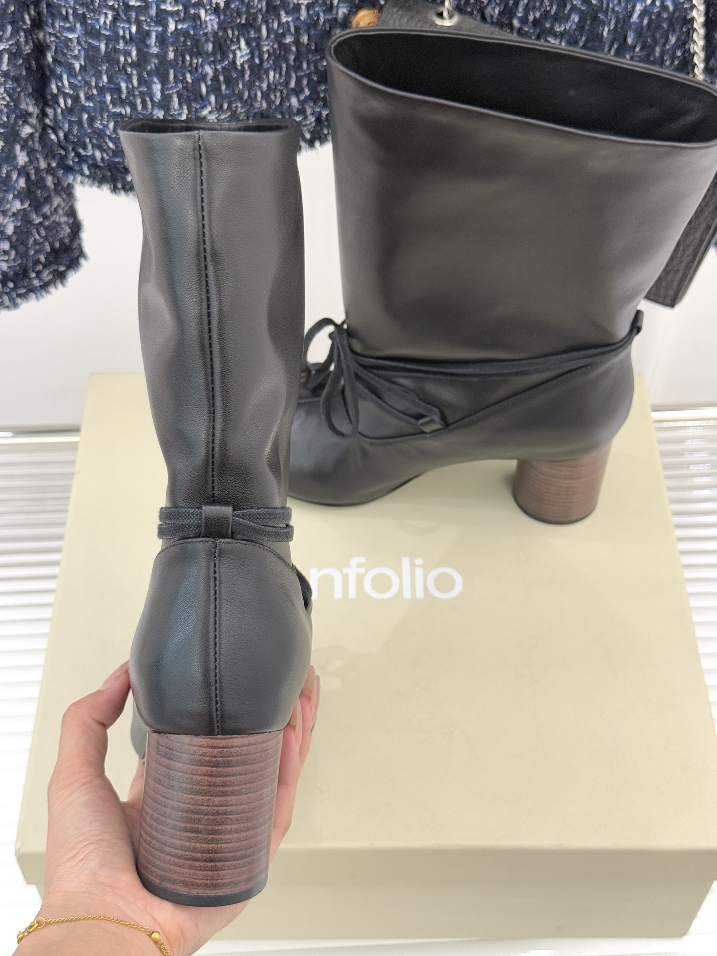 UNfolio25WF新品复古绑带粗跟短靴当地中海的浪漫风遇见复古美学这款短靴便有了恰到好处的时髦张力。