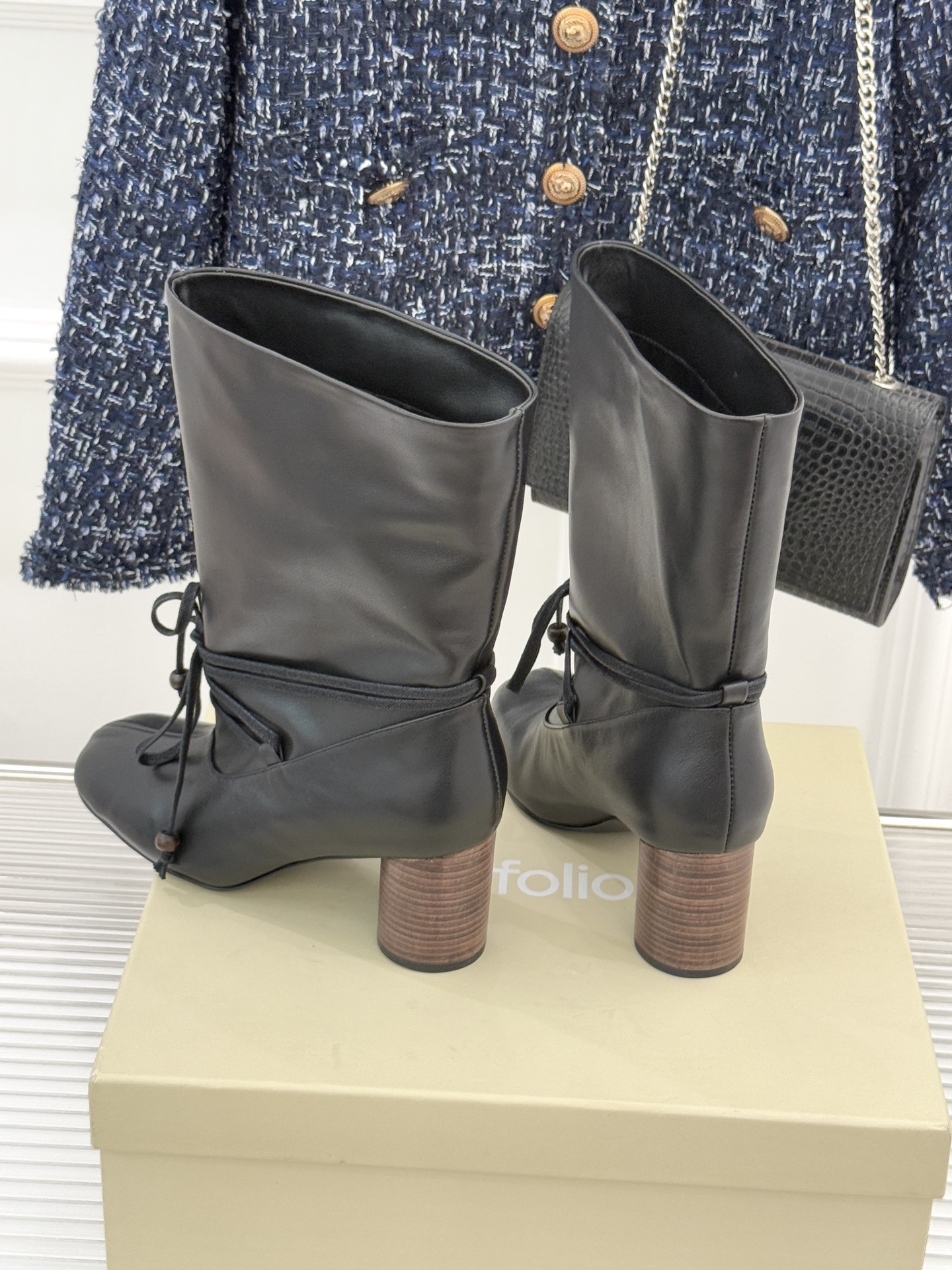 UNfolio25WF新品复古绑带粗跟短靴当地中海的浪漫风遇见复古美学这款短靴便有了恰到好处的时髦张力。