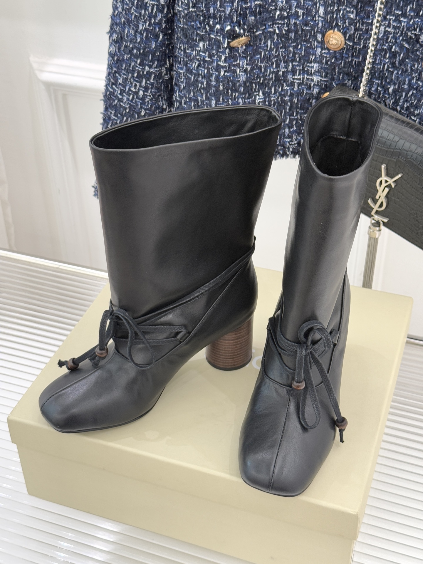 UNfolio25WF新品复古绑带粗跟短靴当地中海的浪漫风遇见复古美学这款短靴便有了恰到好处的时髦张力。