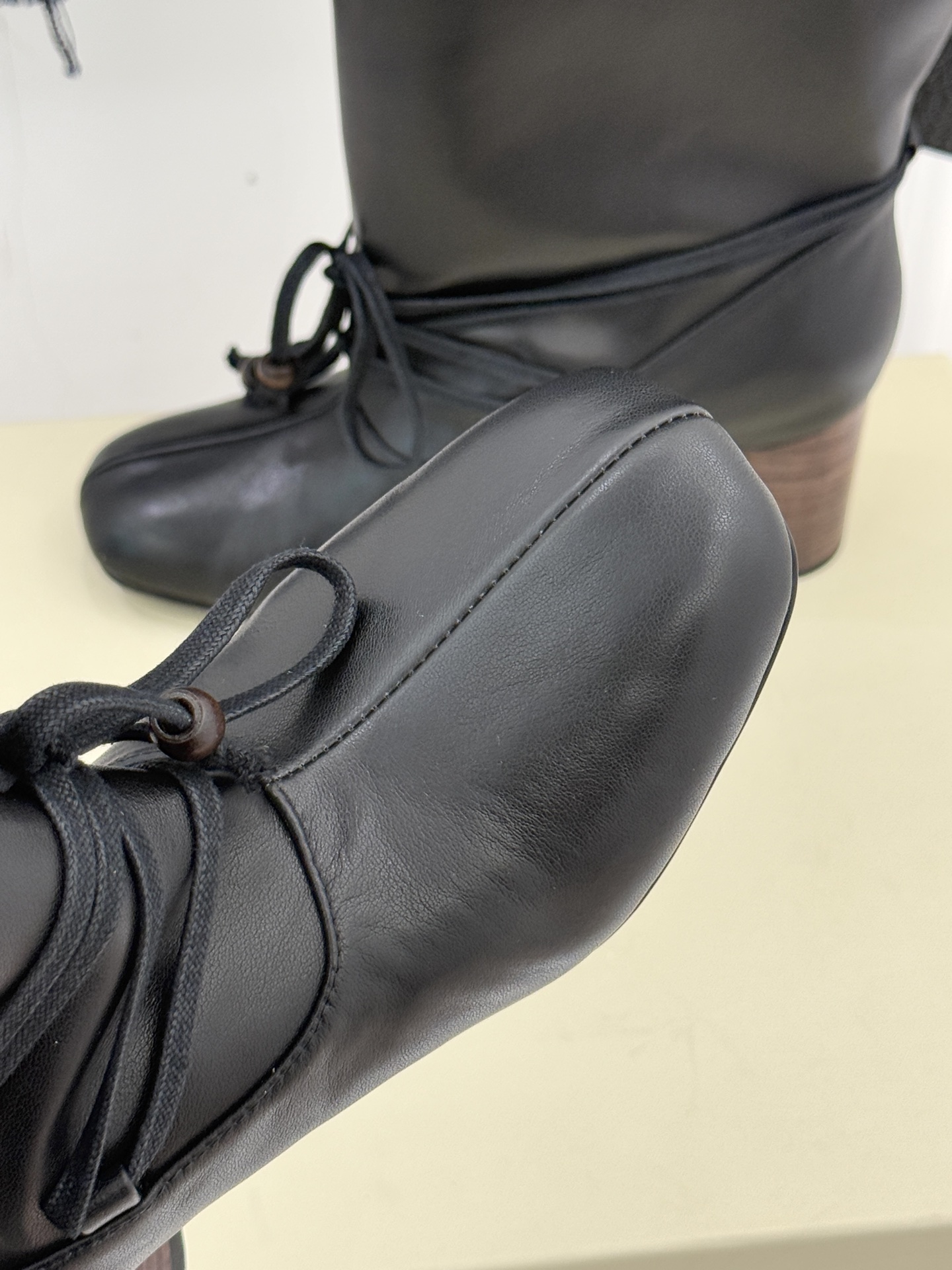 UNfolio25WF新品复古绑带粗跟短靴当地中海的浪漫风遇见复古美学这款短靴便有了恰到好处的时髦张力。