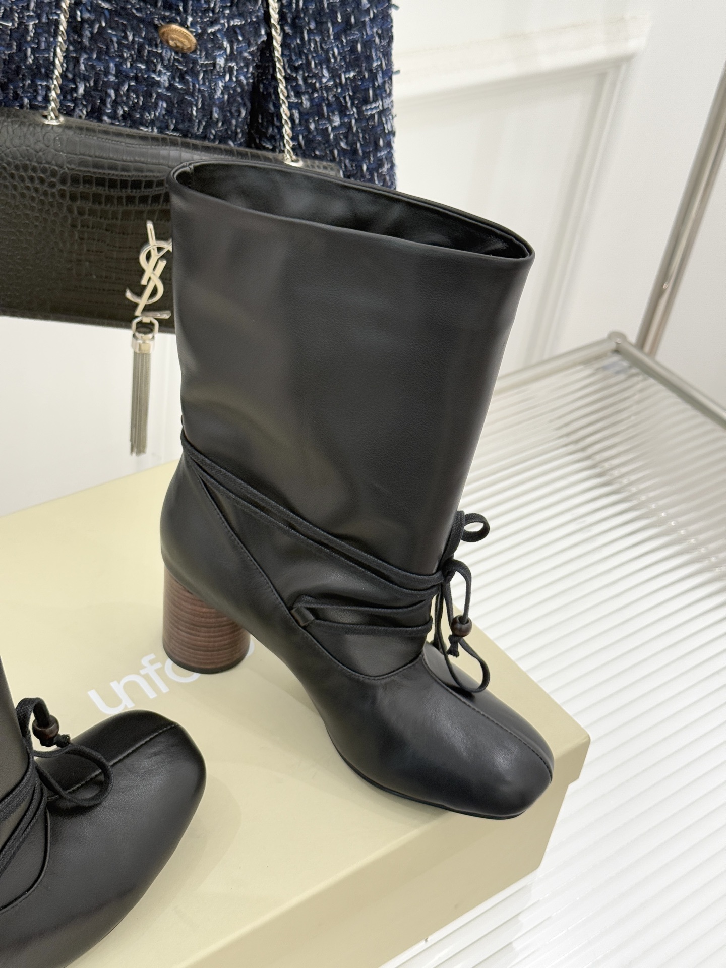 UNfolio25WF新品复古绑带粗跟短靴当地中海的浪漫风遇见复古美学这款短靴便有了恰到好处的时髦张力。