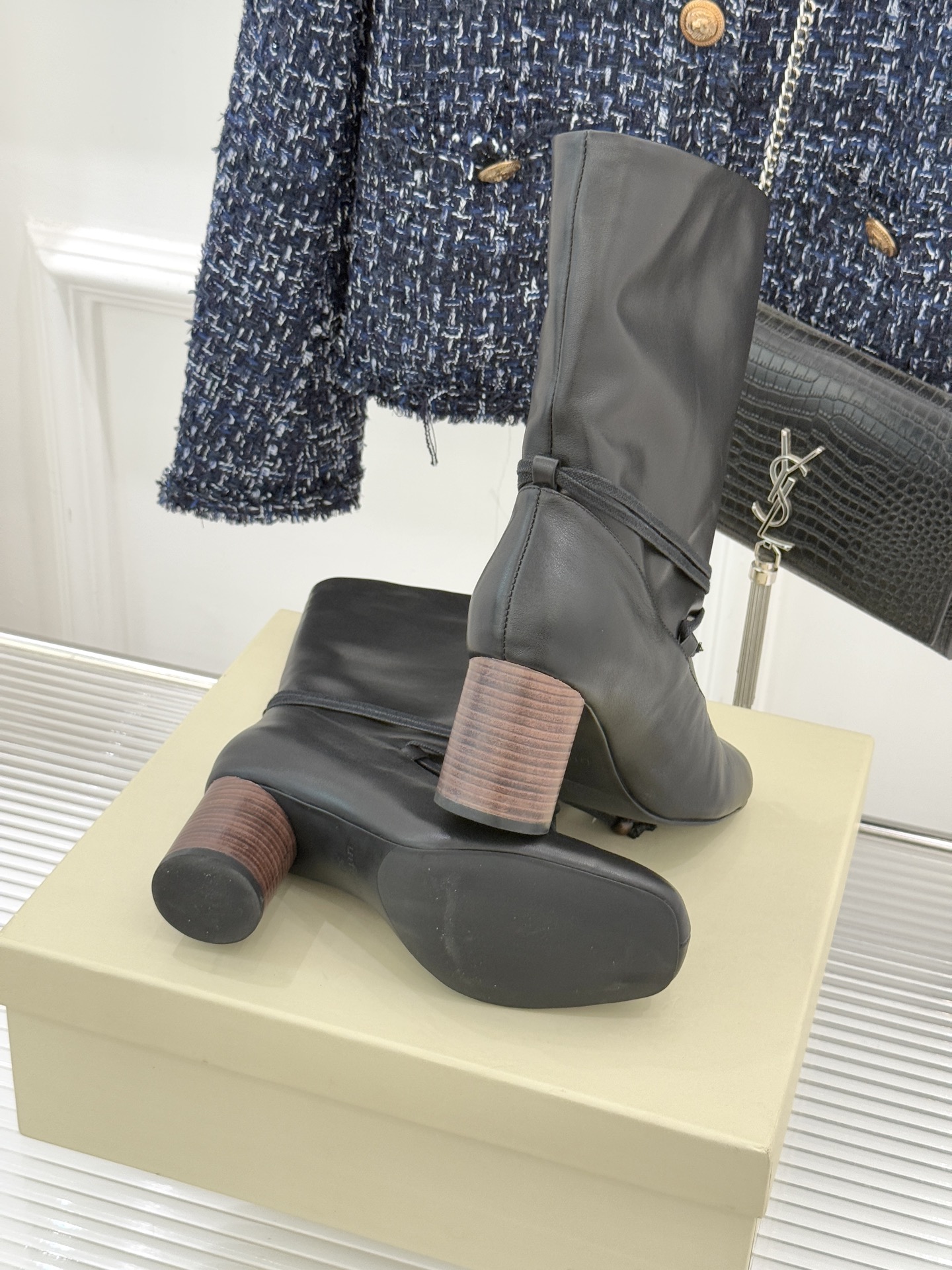 UNfolio25WF新品复古绑带粗跟短靴当地中海的浪漫风遇见复古美学这款短靴便有了恰到好处的时髦张力。