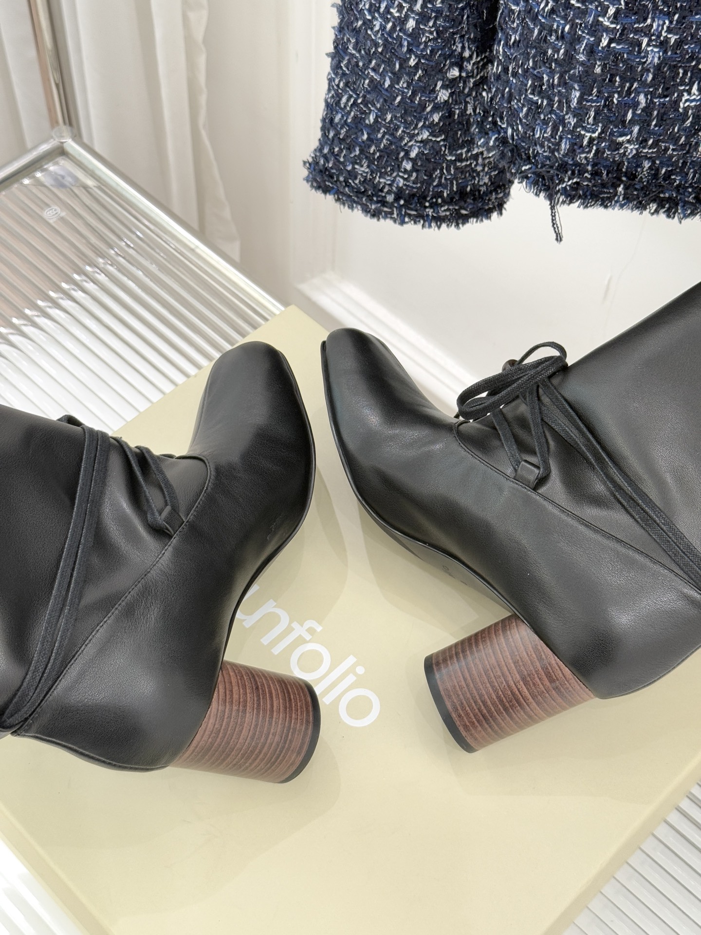 UNfolio25WF新品复古绑带粗跟短靴当地中海的浪漫风遇见复古美学这款短靴便有了恰到好处的时髦张力。