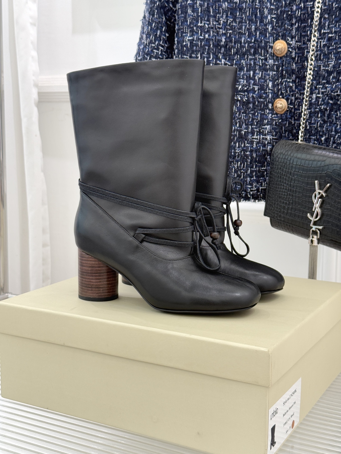 UNfolio25WF新品复古绑带粗跟短靴当地中海的浪漫风遇见复古美学这款短靴便有了恰到好处的时髦张力。