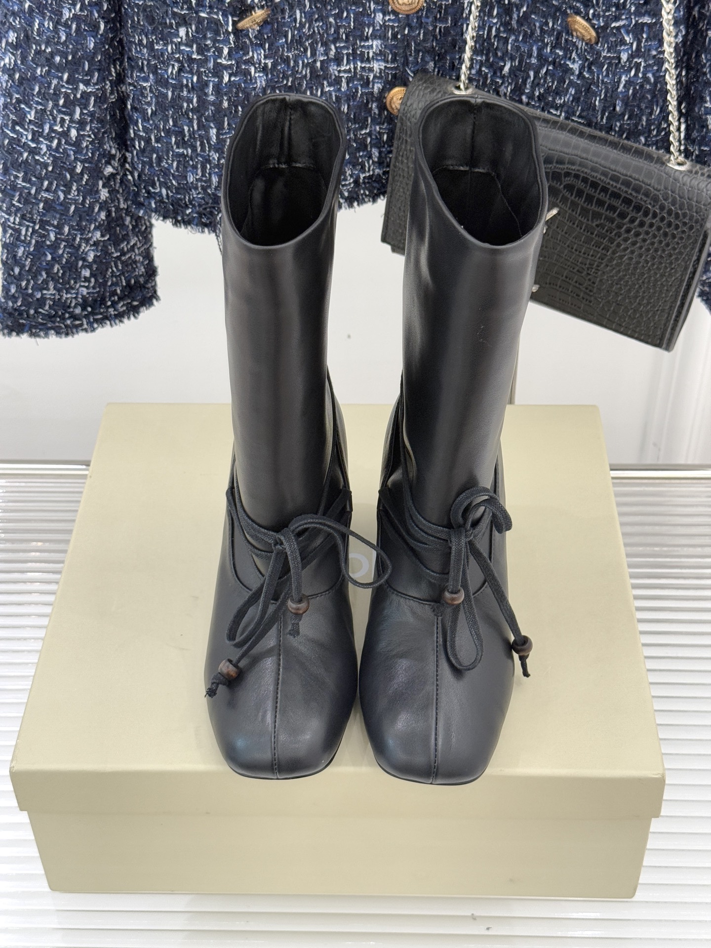 UNfolio25WF新品复古绑带粗跟短靴当地中海的浪漫风遇见复古美学这款短靴便有了恰到好处的时髦张力。