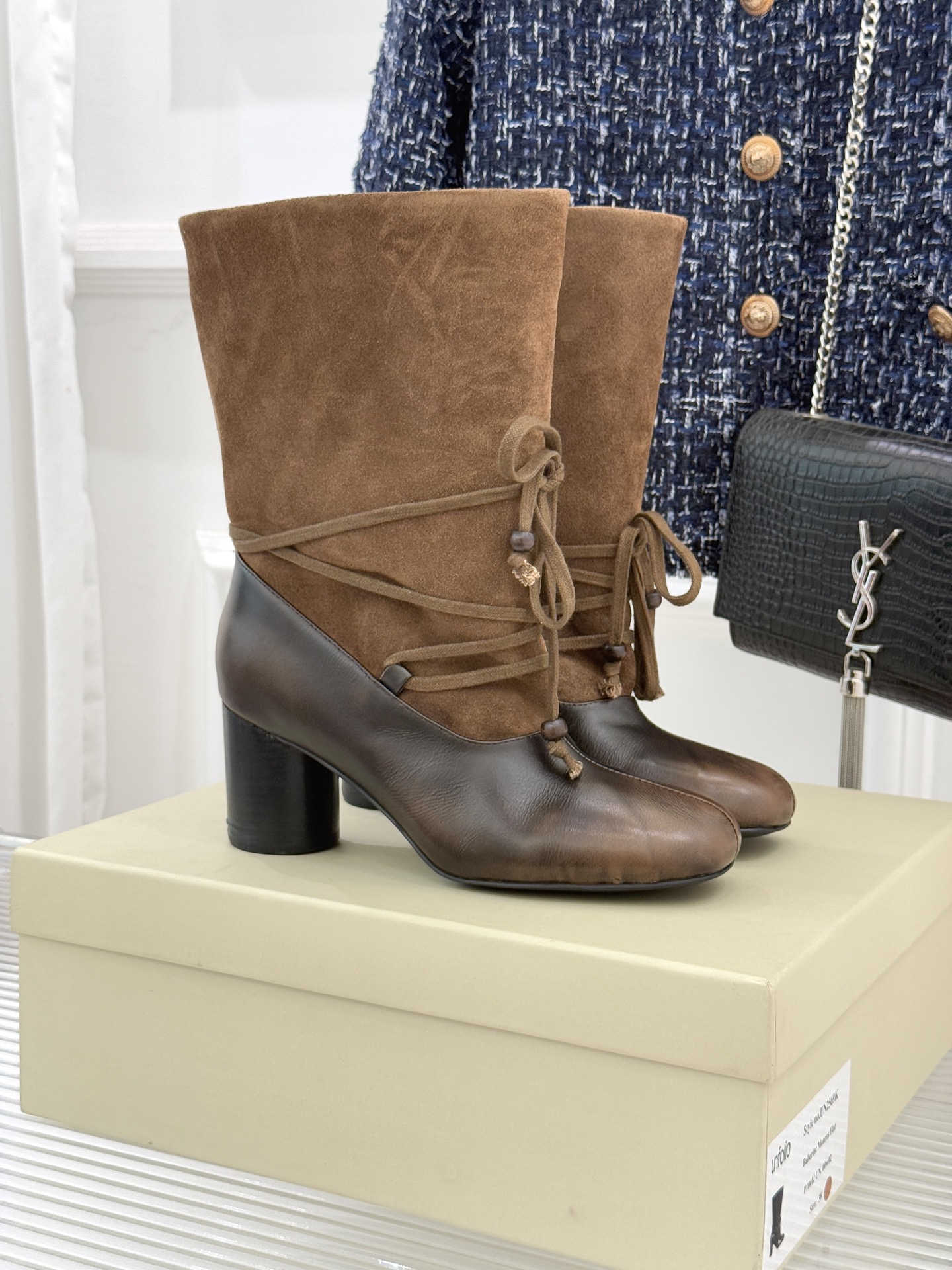 UNfolio25WF新品复古绑带粗跟短靴当地中海的浪漫风遇见复古美学这款短靴便有了恰到好处的时髦张力。