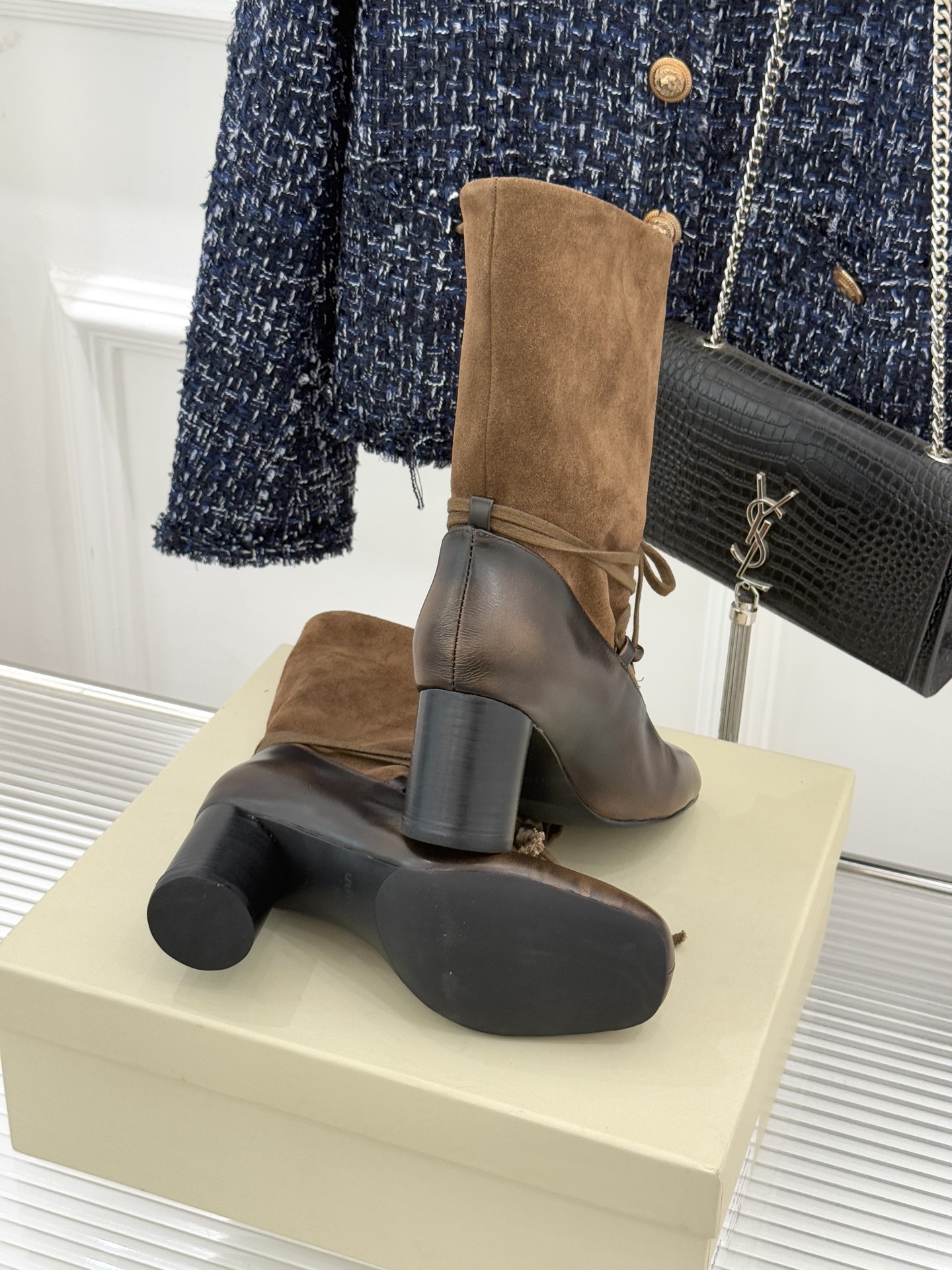 UNfolio25WF新品复古绑带粗跟短靴当地中海的浪漫风遇见复古美学这款短靴便有了恰到好处的时髦张力。