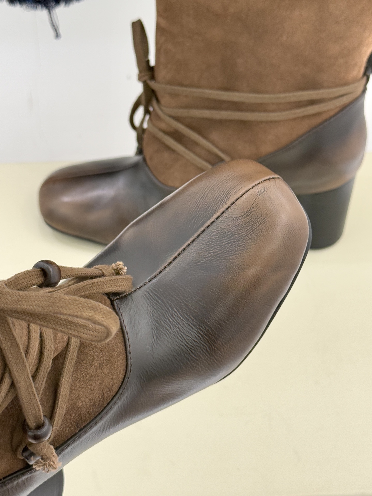 UNfolio25WF新品复古绑带粗跟短靴当地中海的浪漫风遇见复古美学这款短靴便有了恰到好处的时髦张力。