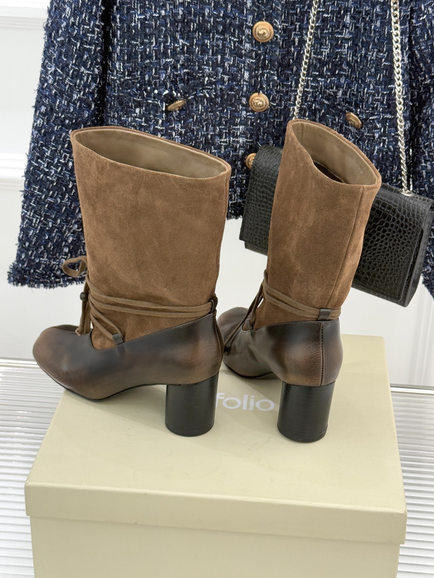 UNfolio25WF新品复古绑带粗跟短靴当地中海的浪漫风遇见复古美学这款短靴便有了恰到好处的时髦张力。