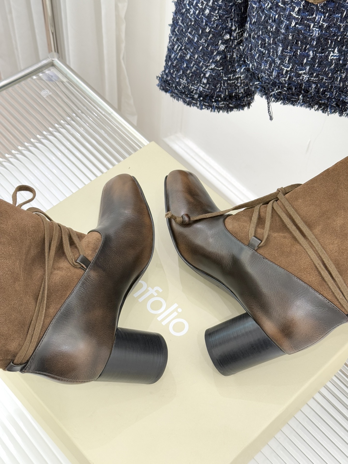 UNfolio25WF新品复古绑带粗跟短靴当地中海的浪漫风遇见复古美学这款短靴便有了恰到好处的时髦张力。