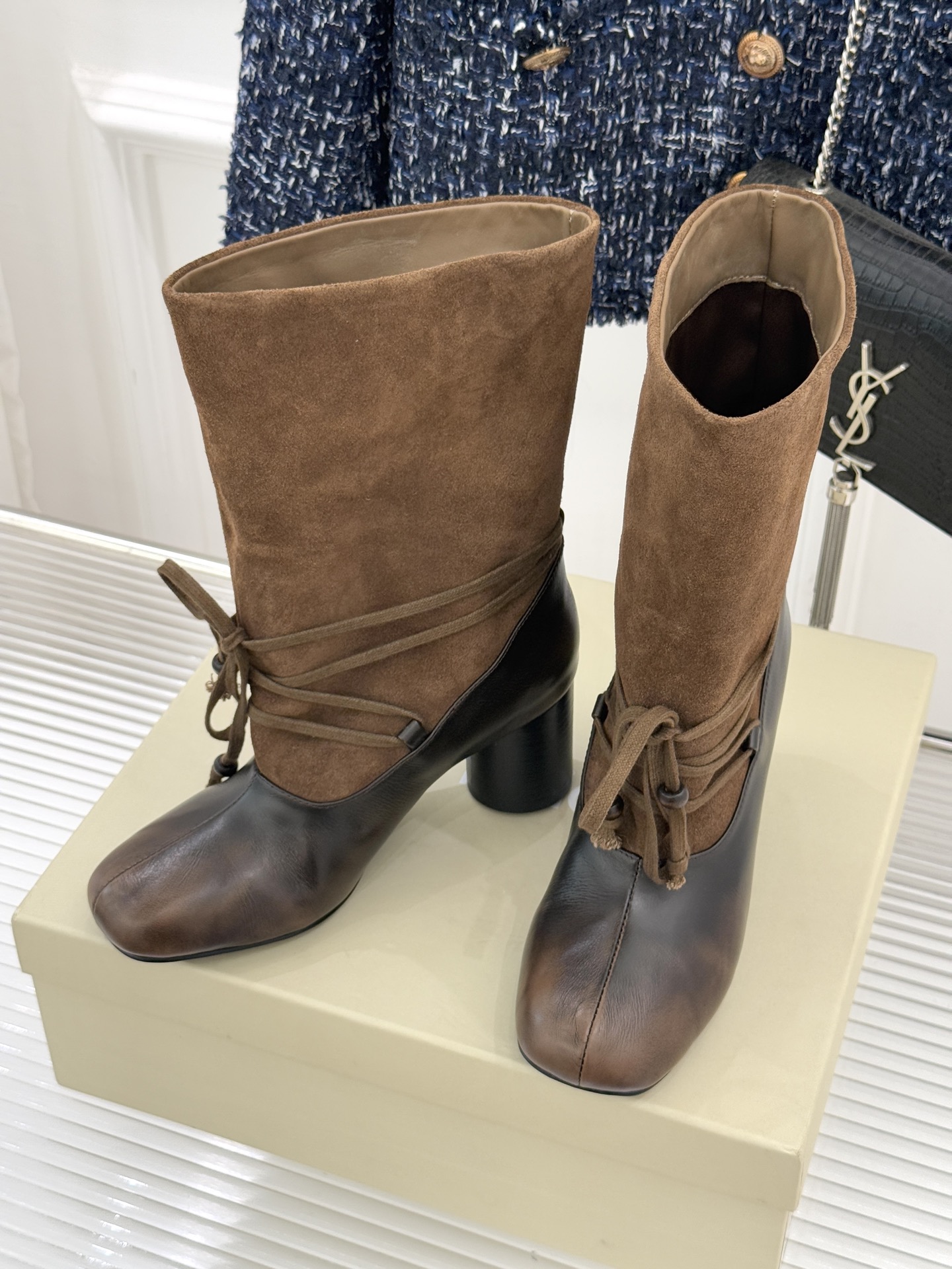 UNfolio25WF新品复古绑带粗跟短靴当地中海的浪漫风遇见复古美学这款短靴便有了恰到好处的时髦张力。