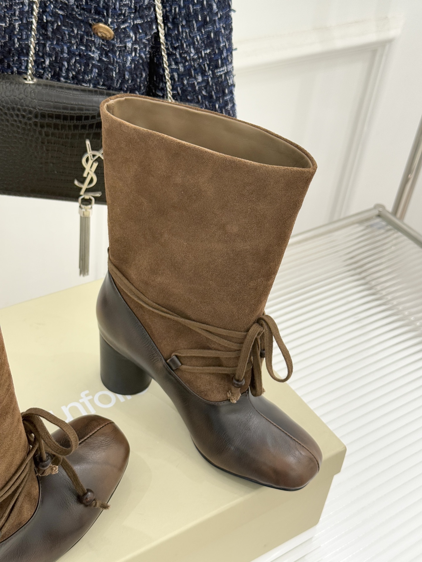 UNfolio25WF新品复古绑带粗跟短靴当地中海的浪漫风遇见复古美学这款短靴便有了恰到好处的时髦张力。