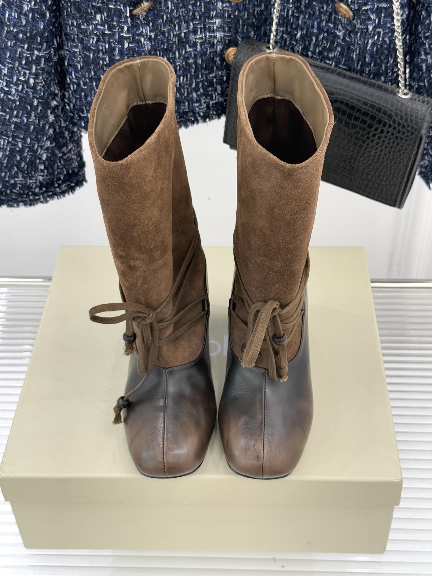 UNfolio25WF新品复古绑带粗跟短靴当地中海的浪漫风遇见复古美学这款短靴便有了恰到好处的时髦张力。