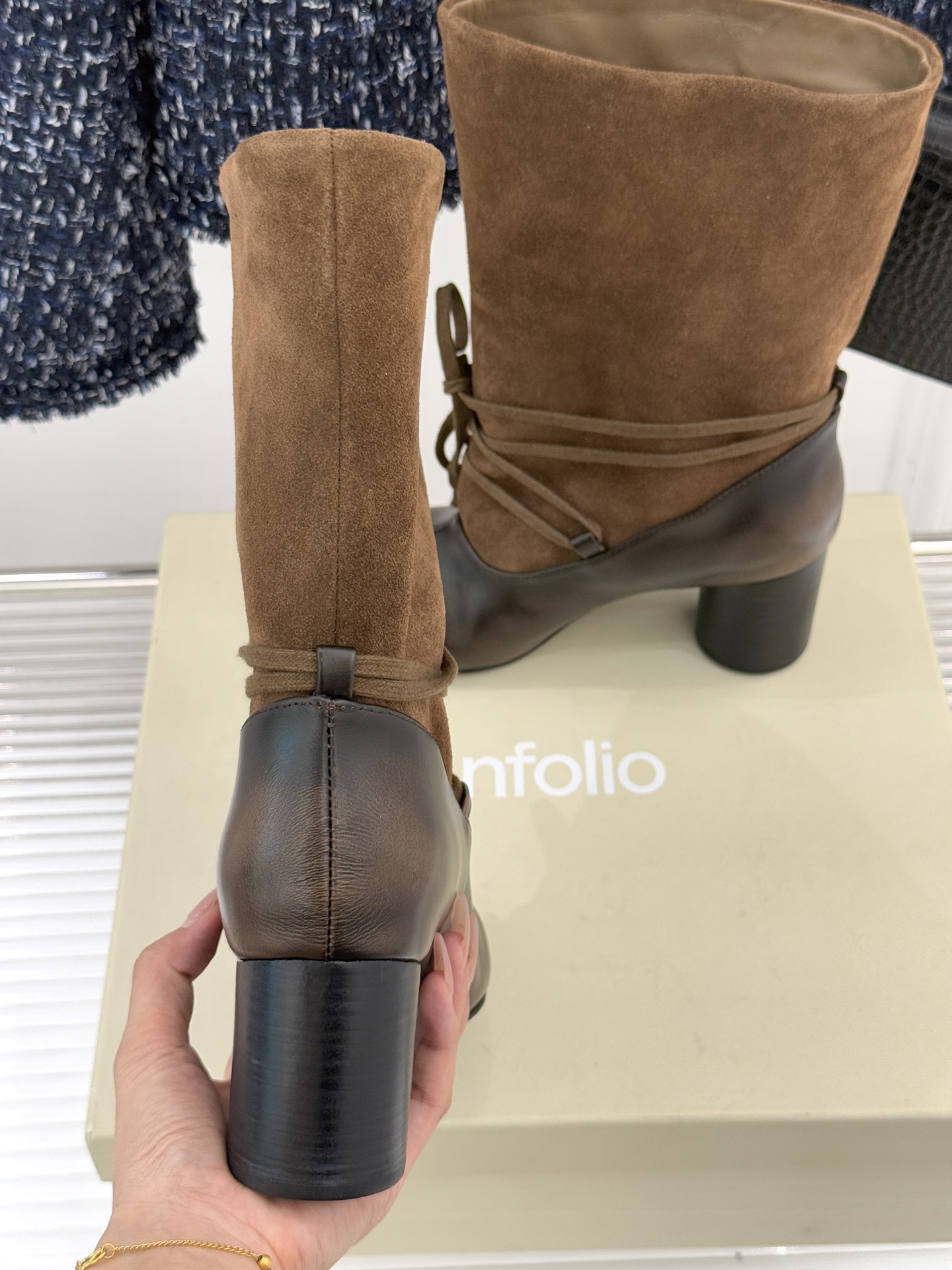 UNfolio25WF新品复古绑带粗跟短靴当地中海的浪漫风遇见复古美学这款短靴便有了恰到好处的时髦张力。