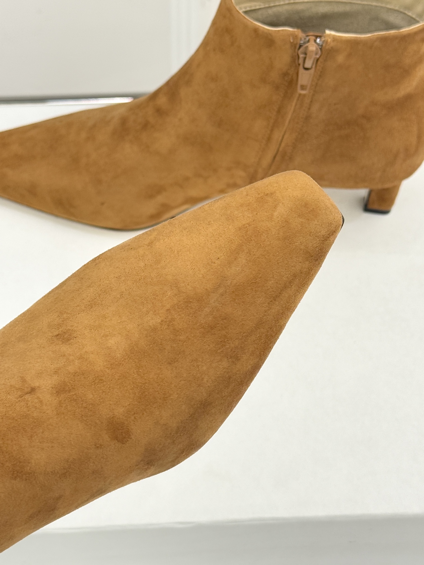 The Row25WF新品复古小方头侧拉链猫跟短靴以“少即是多”的设计哲学为骨将复古底蕴与现代优雅织入靴