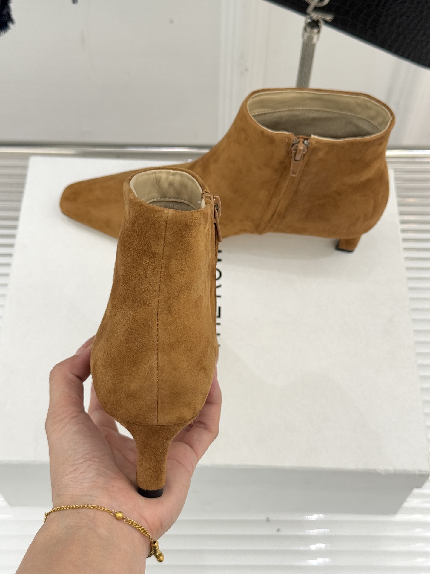 The Row25WF新品复古小方头侧拉链猫跟短靴以“少即是多”的设计哲学为骨将复古底蕴与现代优雅织入靴