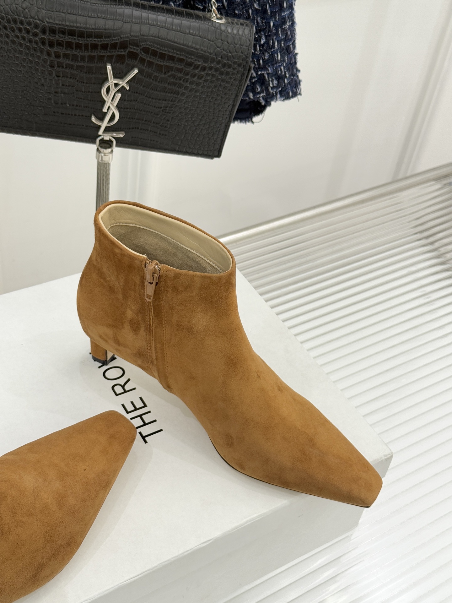 The Row25WF新品复古小方头侧拉链猫跟短靴以“少即是多”的设计哲学为骨将复古底蕴与现代优雅织入靴