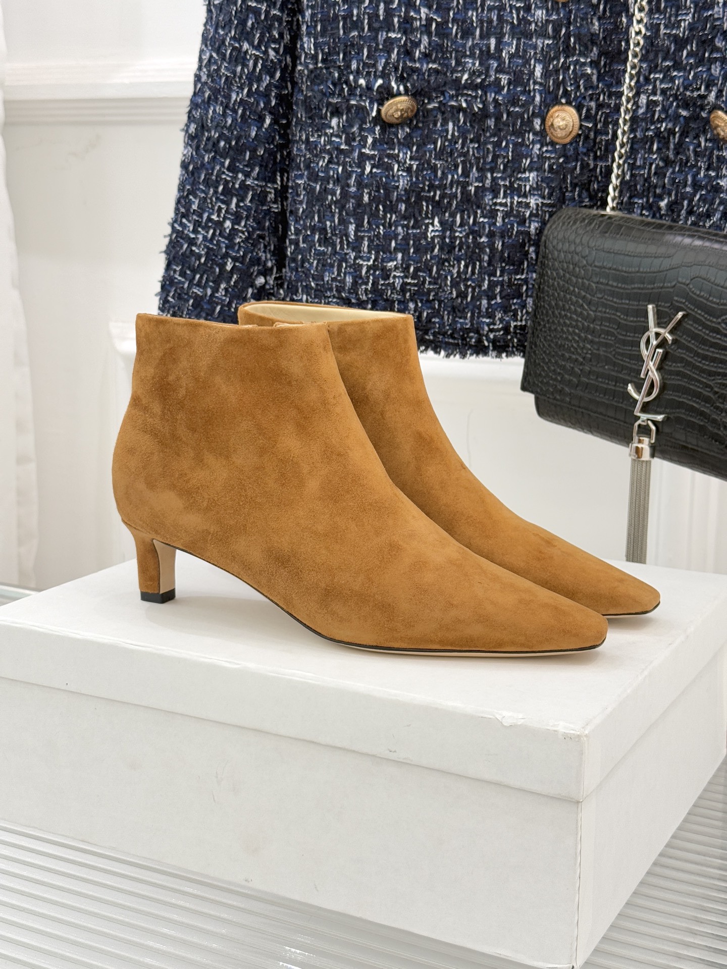 The Row25WF新品复古小方头侧拉链猫跟短靴以“少即是多”的设计哲学为骨将复古底蕴与现代优雅织入靴