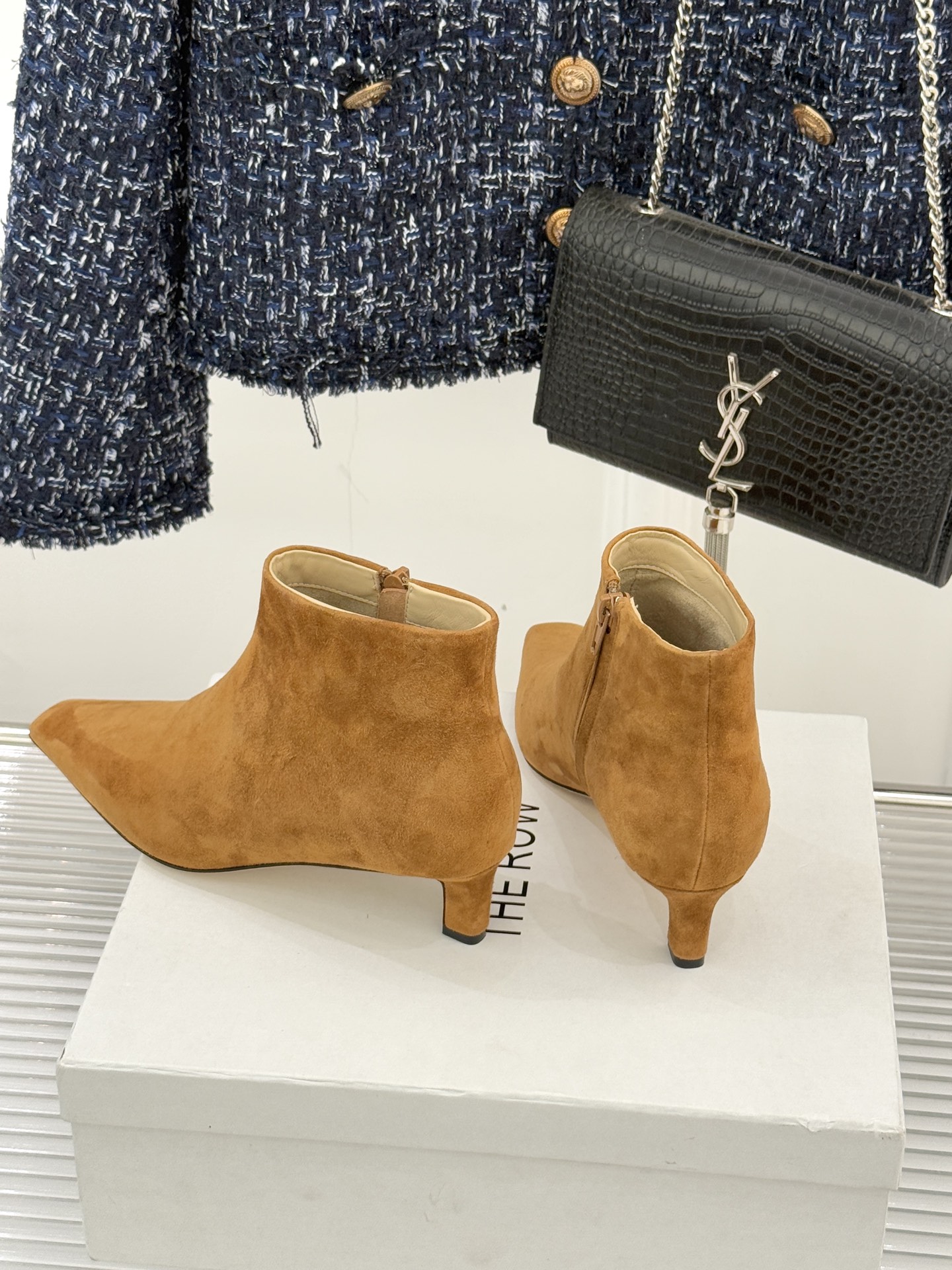 The Row25WF新品复古小方头侧拉链猫跟短靴以“少即是多”的设计哲学为骨将复古底蕴与现代优雅织入靴