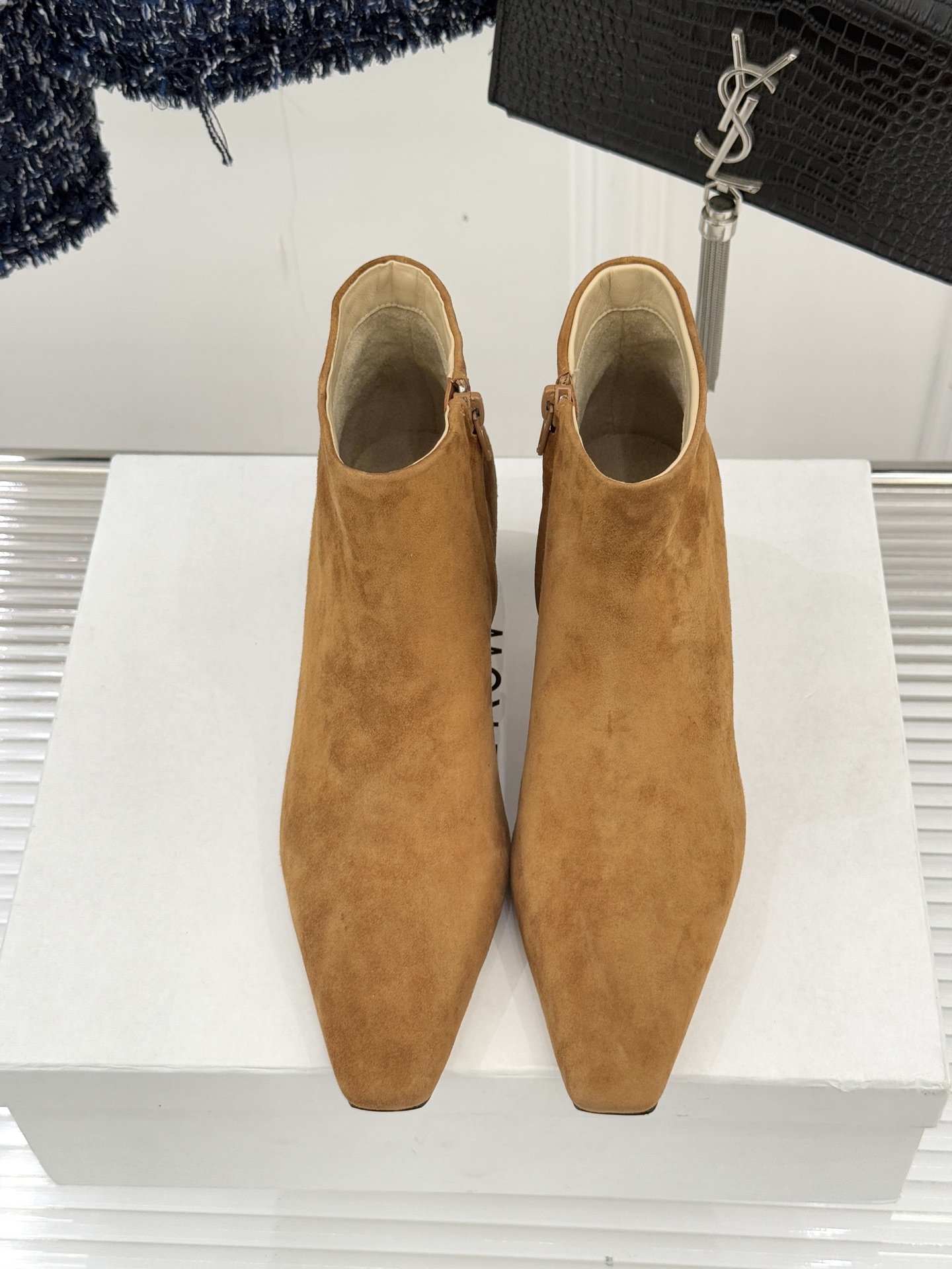 The Row25WF新品复古小方头侧拉链猫跟短靴以“少即是多”的设计哲学为骨将复古底蕴与现代优雅织入靴