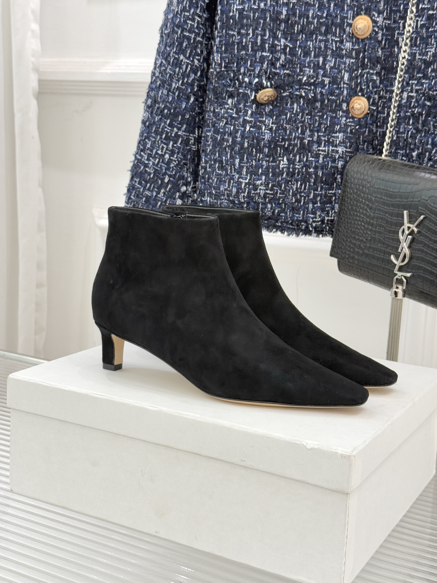 The Row25WF新品复古小方头侧拉链猫跟短靴以“少即是多”的设计哲学为骨将复古底蕴与现代优雅织入靴