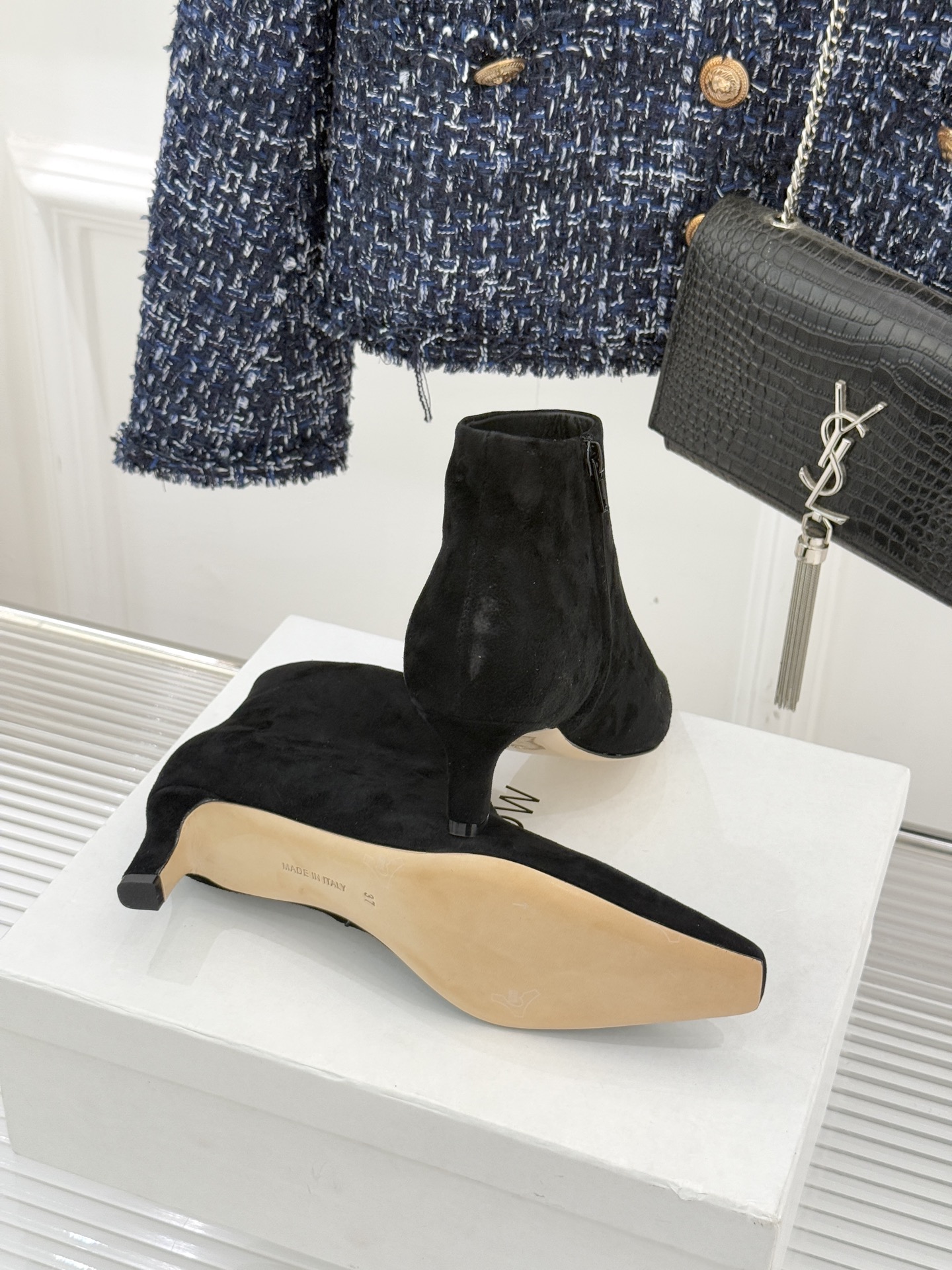 The Row25WF新品复古小方头侧拉链猫跟短靴以“少即是多”的设计哲学为骨将复古底蕴与现代优雅织入靴