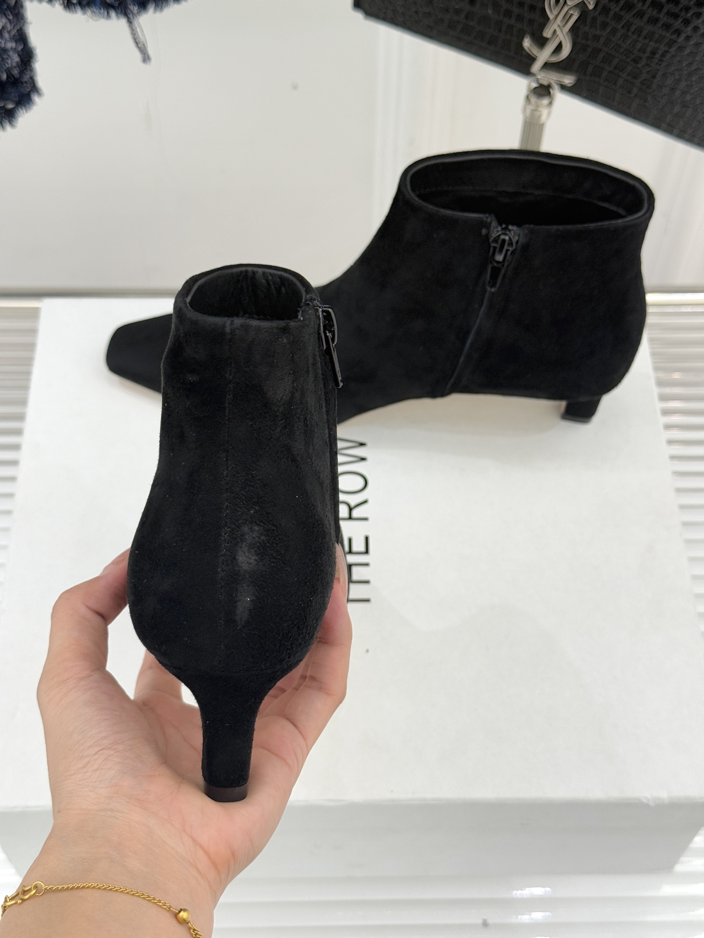 The Row25WF新品复古小方头侧拉链猫跟短靴以“少即是多”的设计哲学为骨将复古底蕴与现代优雅织入靴