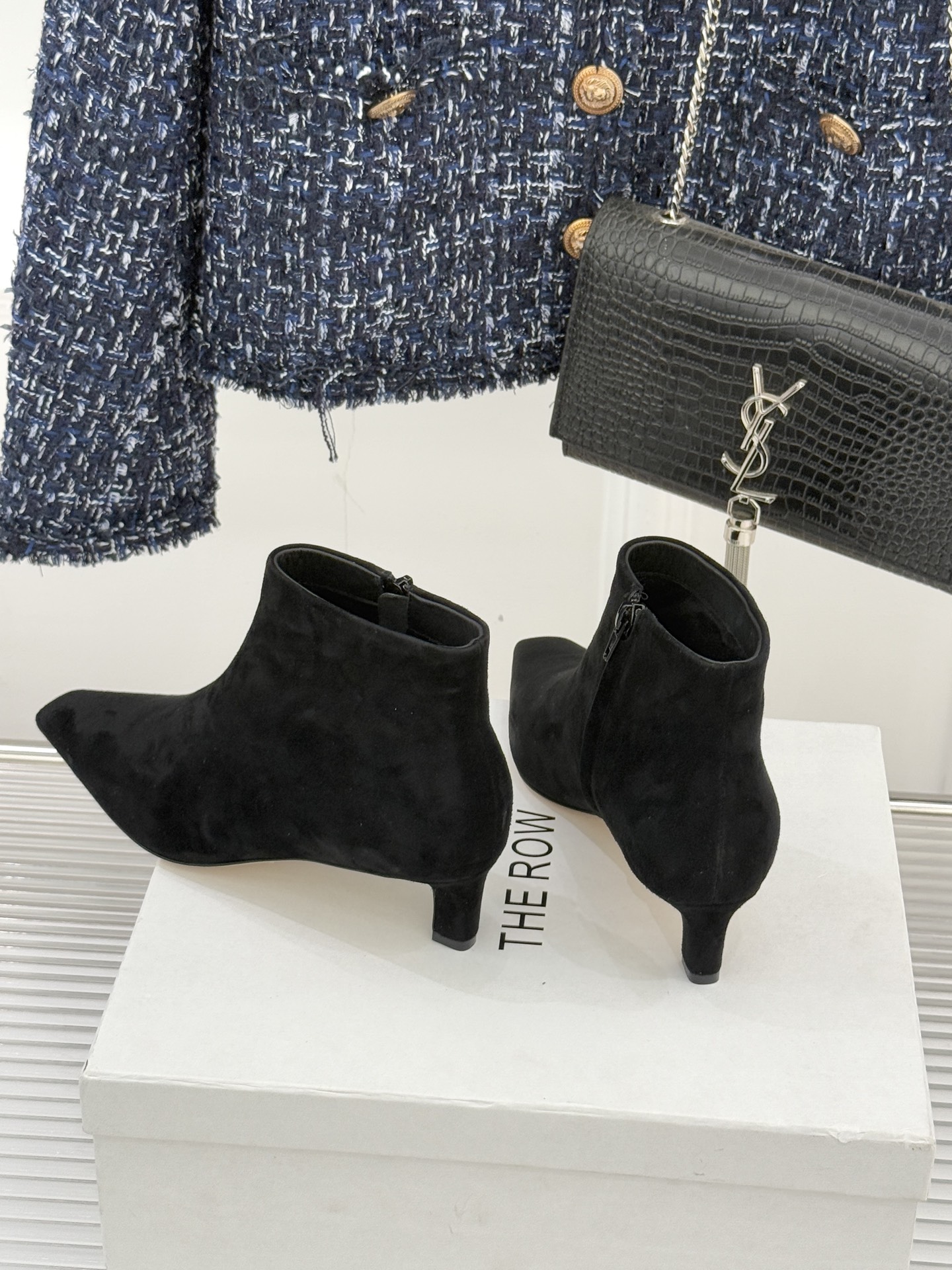 The Row25WF新品复古小方头侧拉链猫跟短靴以“少即是多”的设计哲学为骨将复古底蕴与现代优雅织入靴