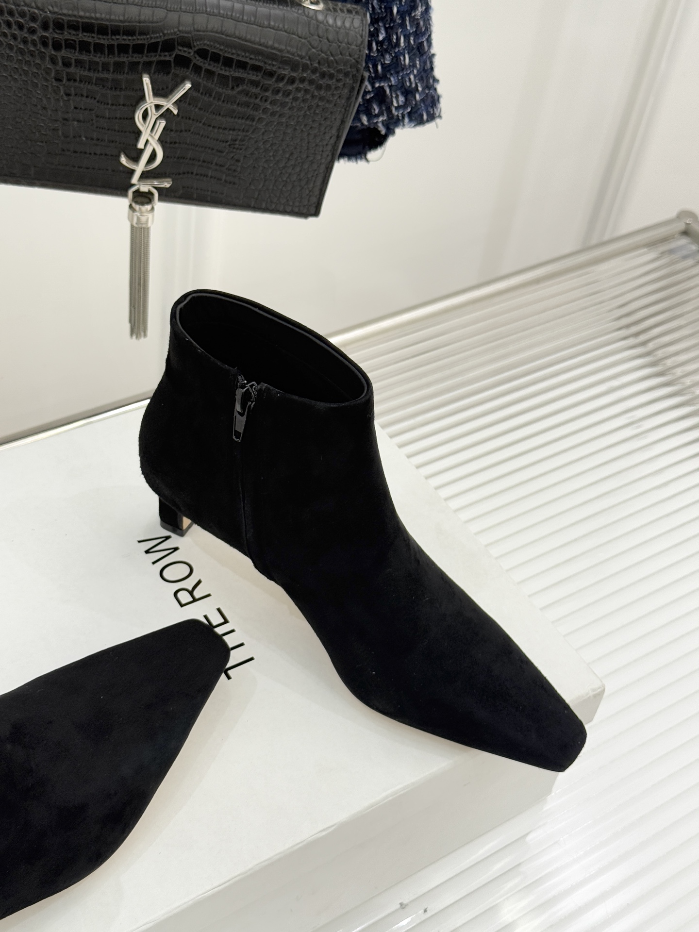 The Row25WF新品复古小方头侧拉链猫跟短靴以“少即是多”的设计哲学为骨将复古底蕴与现代优雅织入靴