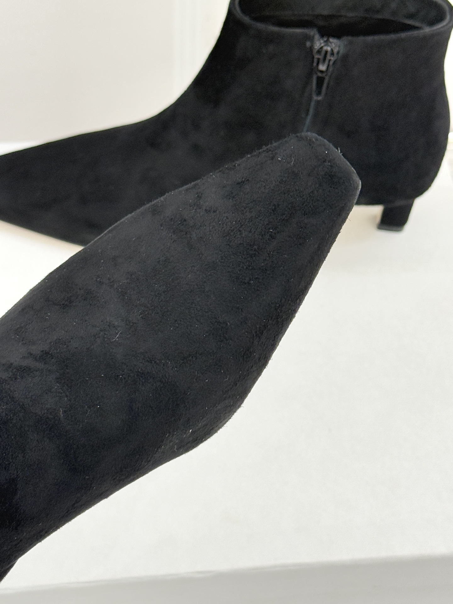 The Row25WF新品复古小方头侧拉链猫跟短靴以“少即是多”的设计哲学为骨将复古底蕴与现代优雅织入靴