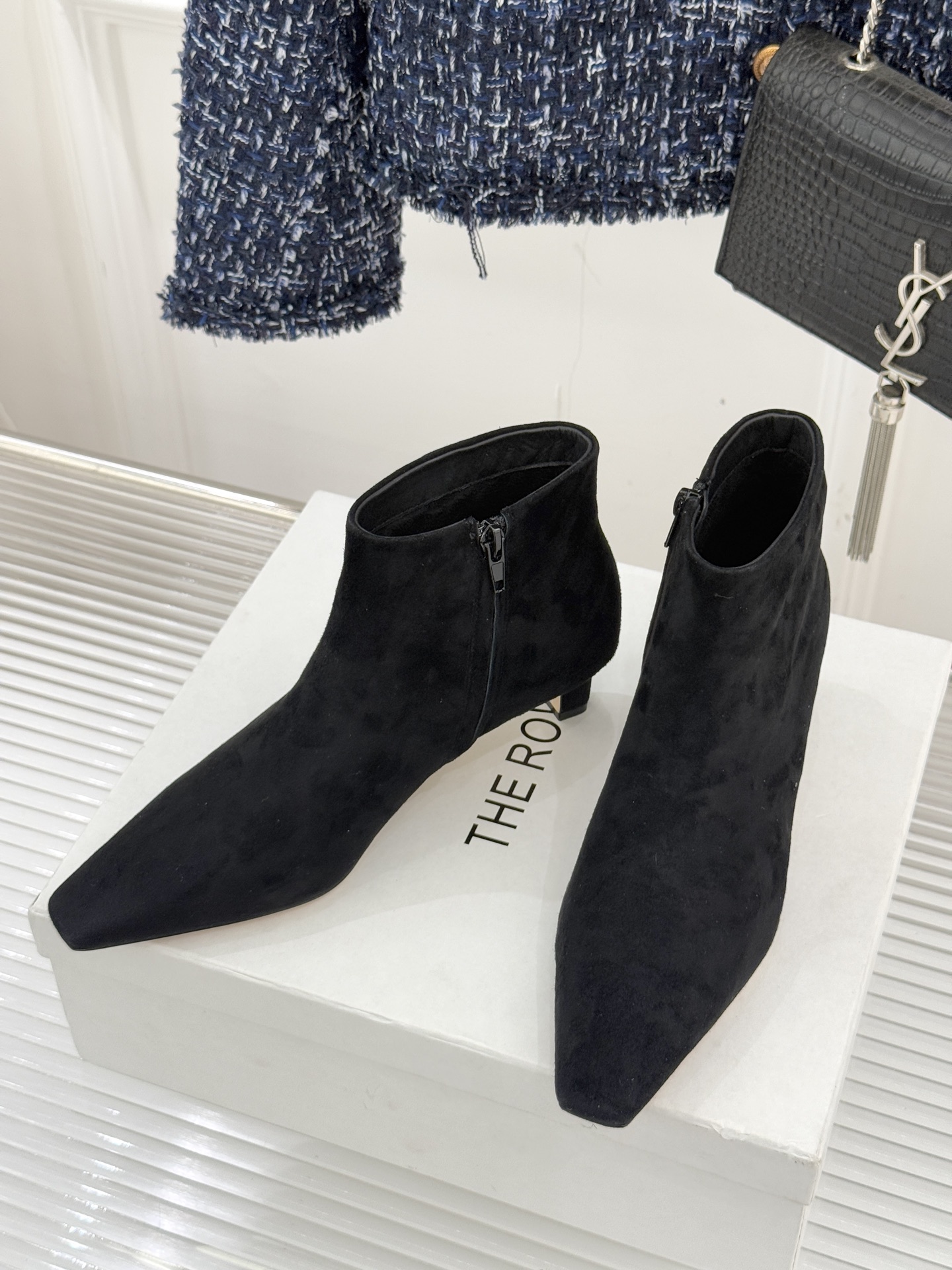 The Row25WF新品复古小方头侧拉链猫跟短靴以“少即是多”的设计哲学为骨将复古底蕴与现代优雅织入靴