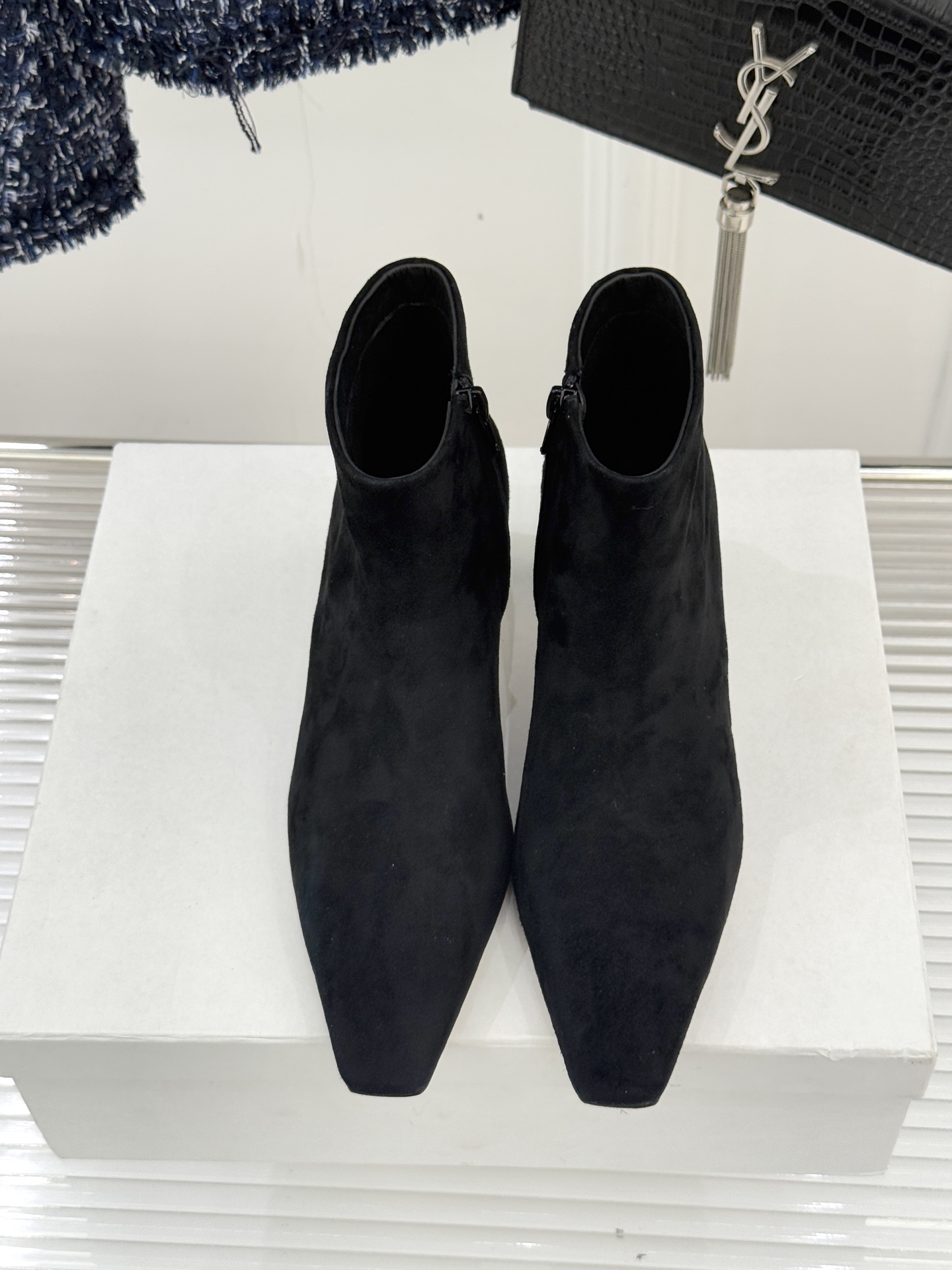 The Row25WF新品复古小方头侧拉链猫跟短靴以“少即是多”的设计哲学为骨将复古底蕴与现代优雅织入靴