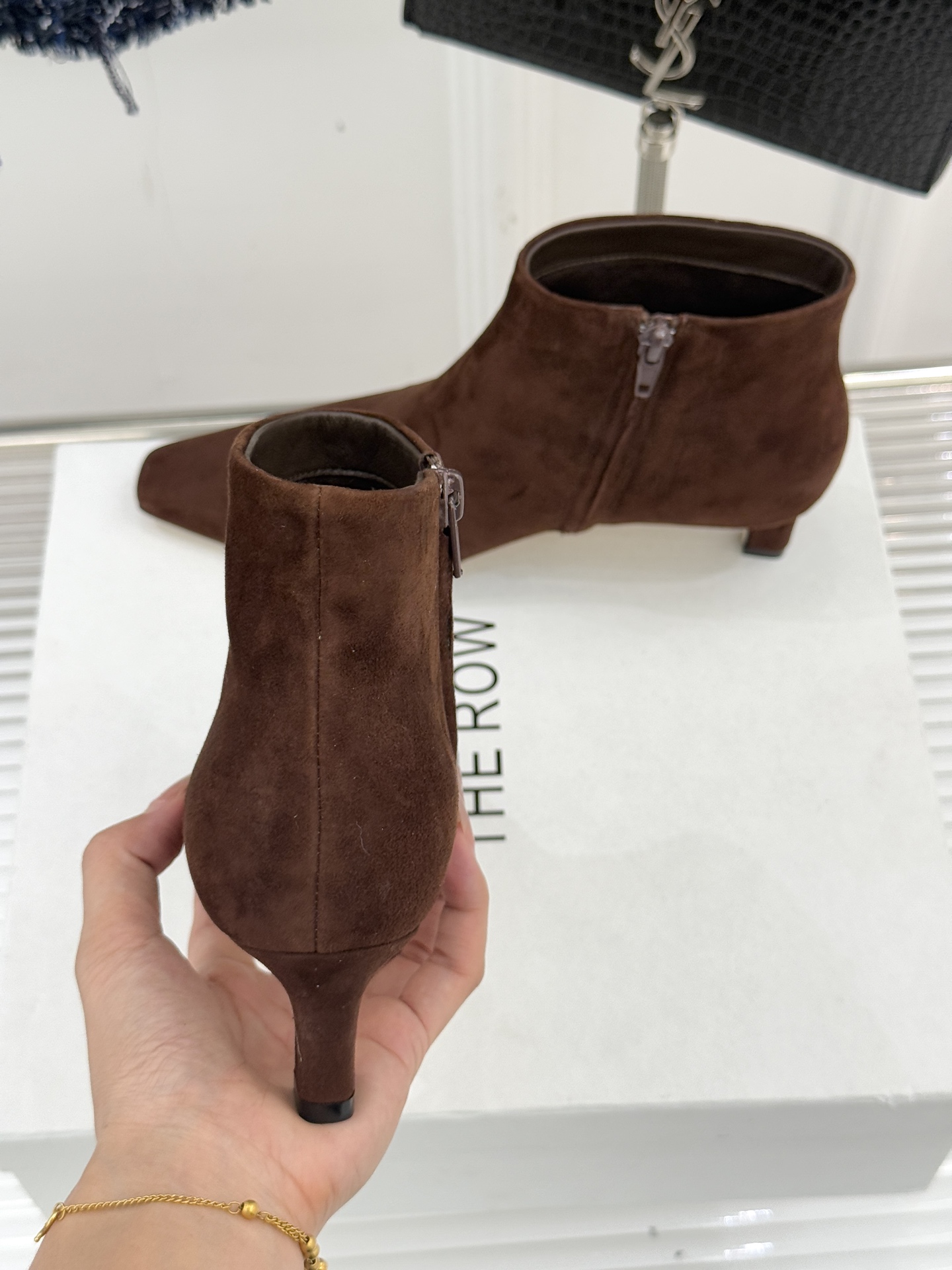 The Row25WF新品复古小方头侧拉链猫跟短靴以“少即是多”的设计哲学为骨将复古底蕴与现代优雅织入靴