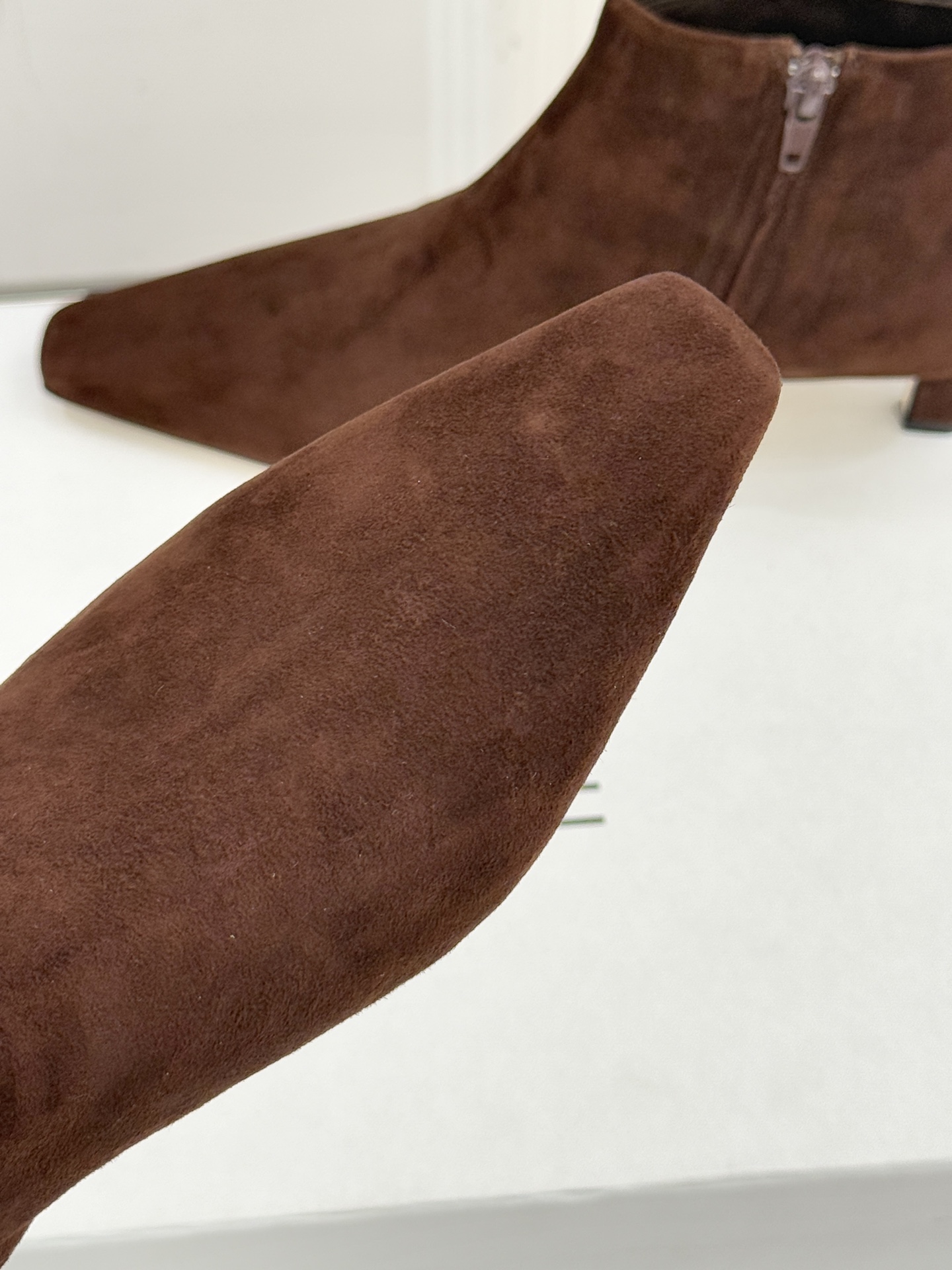 The Row25WF新品复古小方头侧拉链猫跟短靴以“少即是多”的设计哲学为骨将复古底蕴与现代优雅织入靴