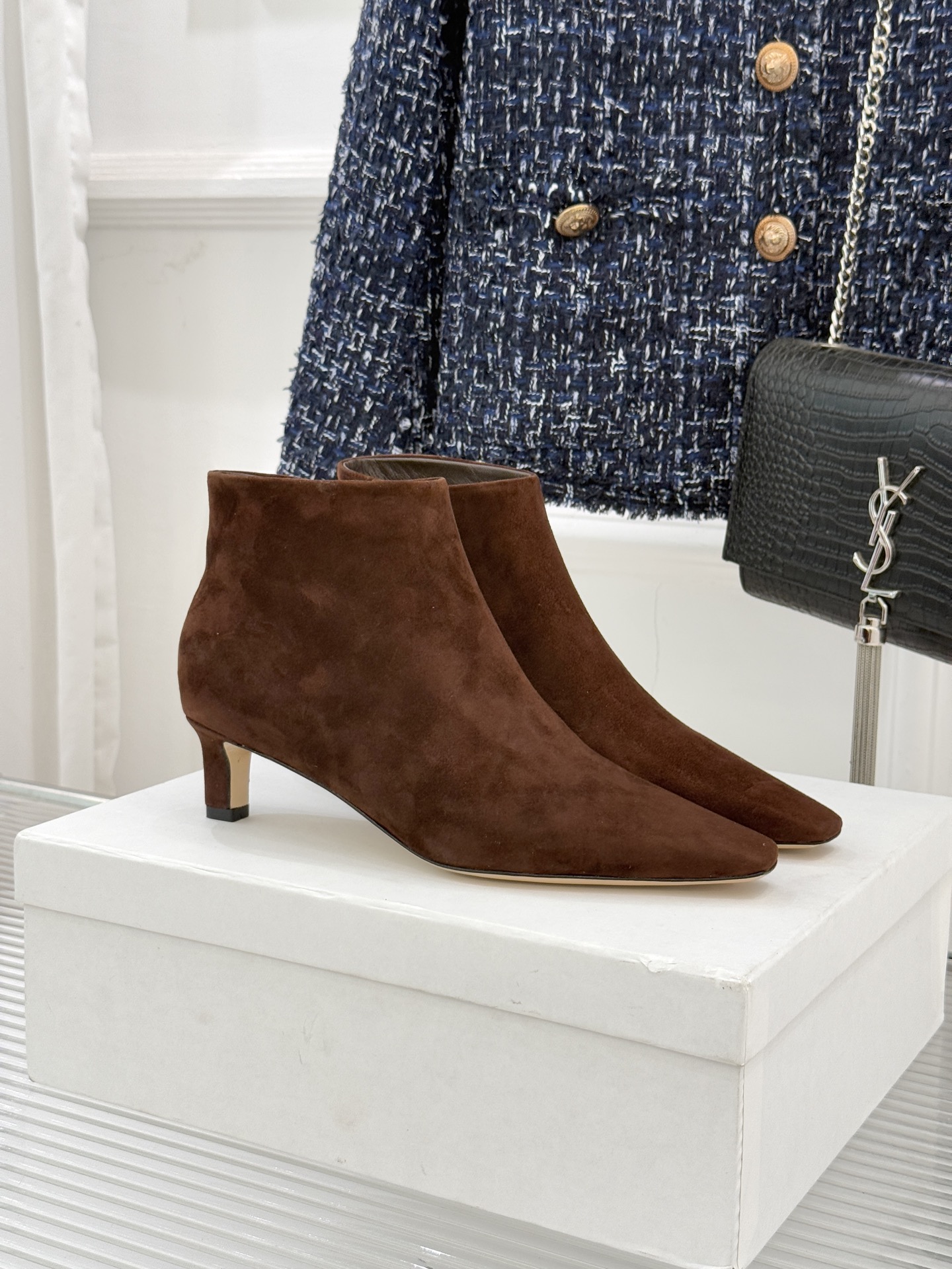 The Row25WF新品复古小方头侧拉链猫跟短靴以“少即是多”的设计哲学为骨将复古底蕴与现代优雅织入靴