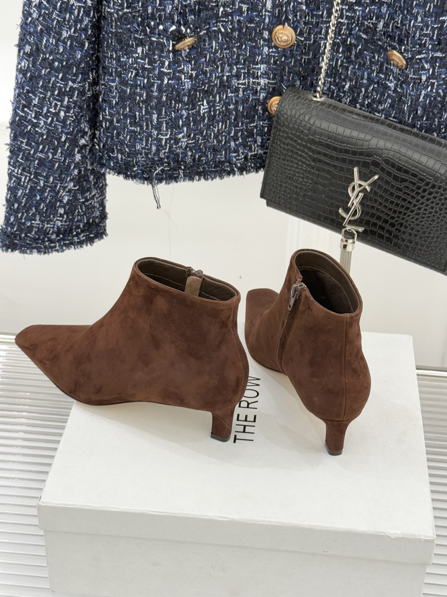 The Row25WF新品复古小方头侧拉链猫跟短靴以“少即是多”的设计哲学为骨将复古底蕴与现代优雅织入靴