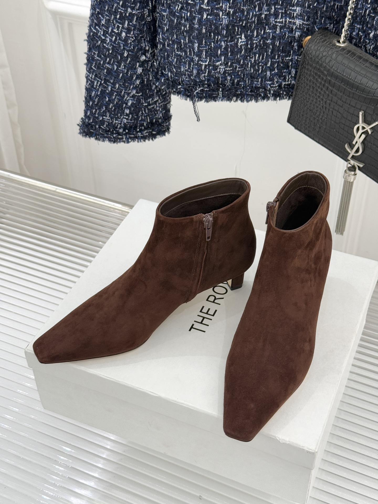 The Row25WF新品复古小方头侧拉链猫跟短靴以“少即是多”的设计哲学为骨将复古底蕴与现代优雅织入靴