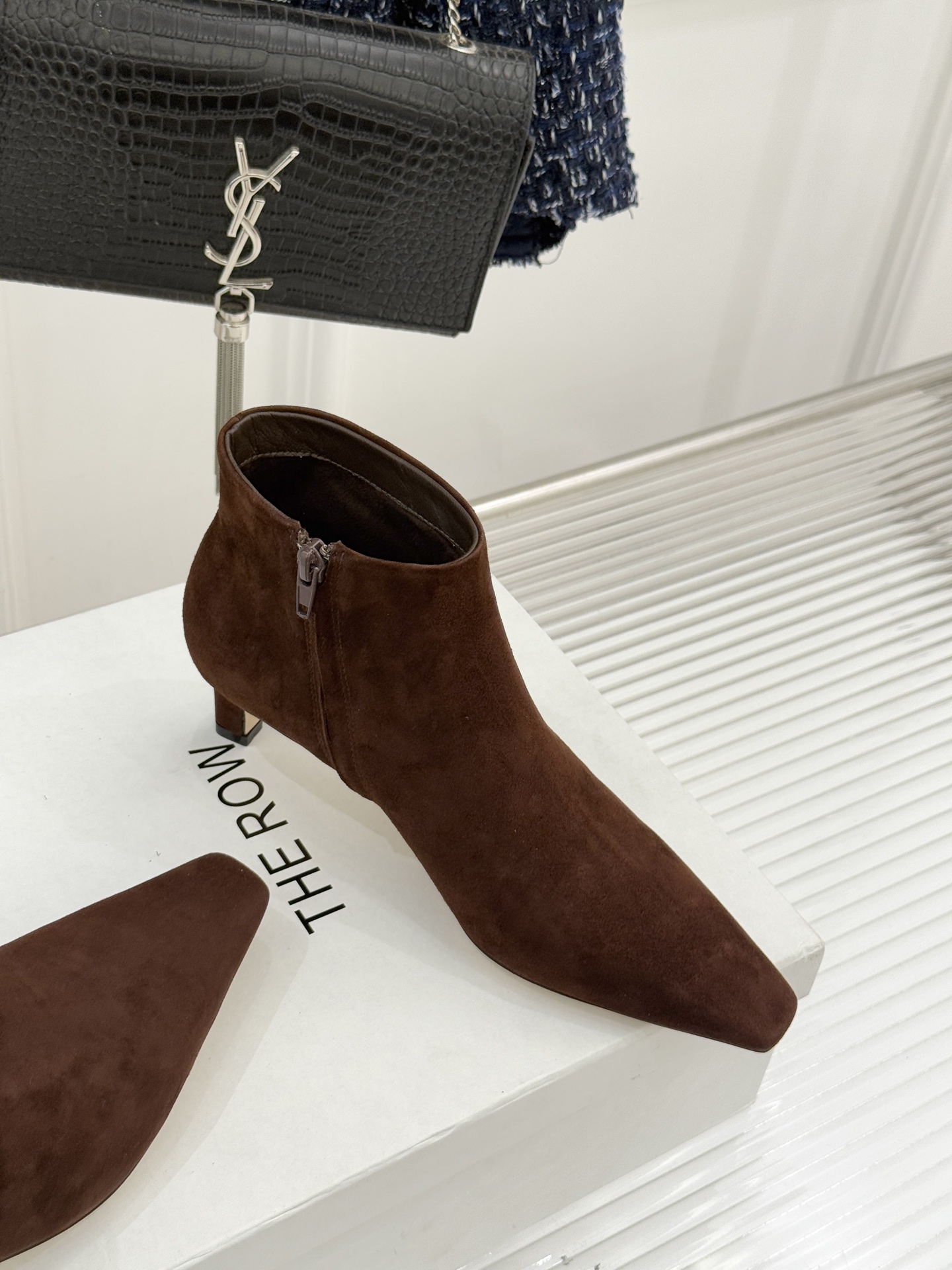 The Row25WF新品复古小方头侧拉链猫跟短靴以“少即是多”的设计哲学为骨将复古底蕴与现代优雅织入靴