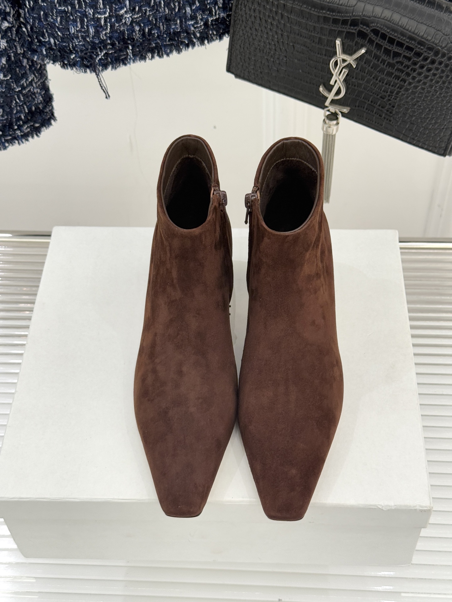 The Row25WF新品复古小方头侧拉链猫跟短靴以“少即是多”的设计哲学为骨将复古底蕴与现代优雅织入靴