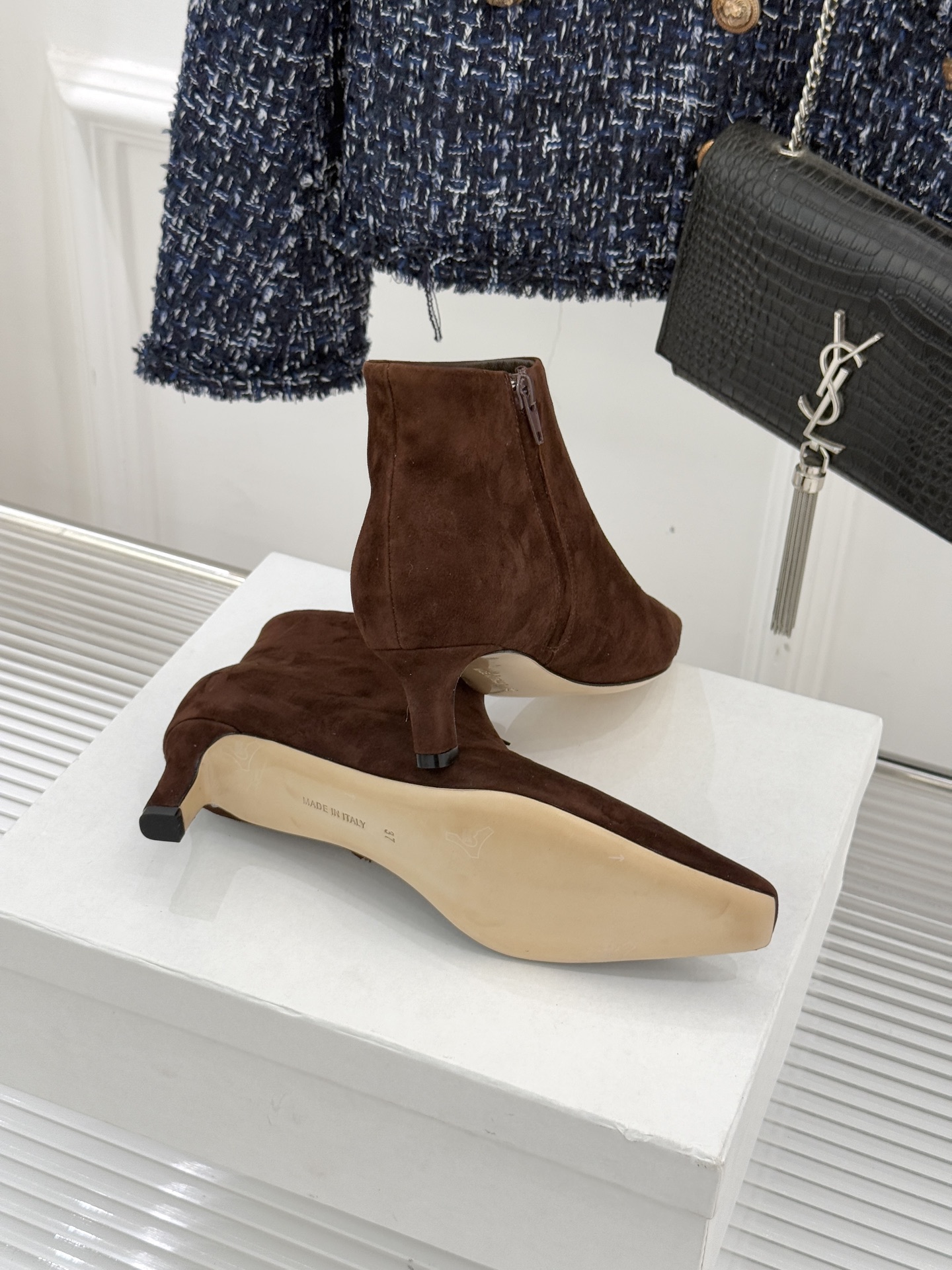 The Row25WF新品复古小方头侧拉链猫跟短靴以“少即是多”的设计哲学为骨将复古底蕴与现代优雅织入靴