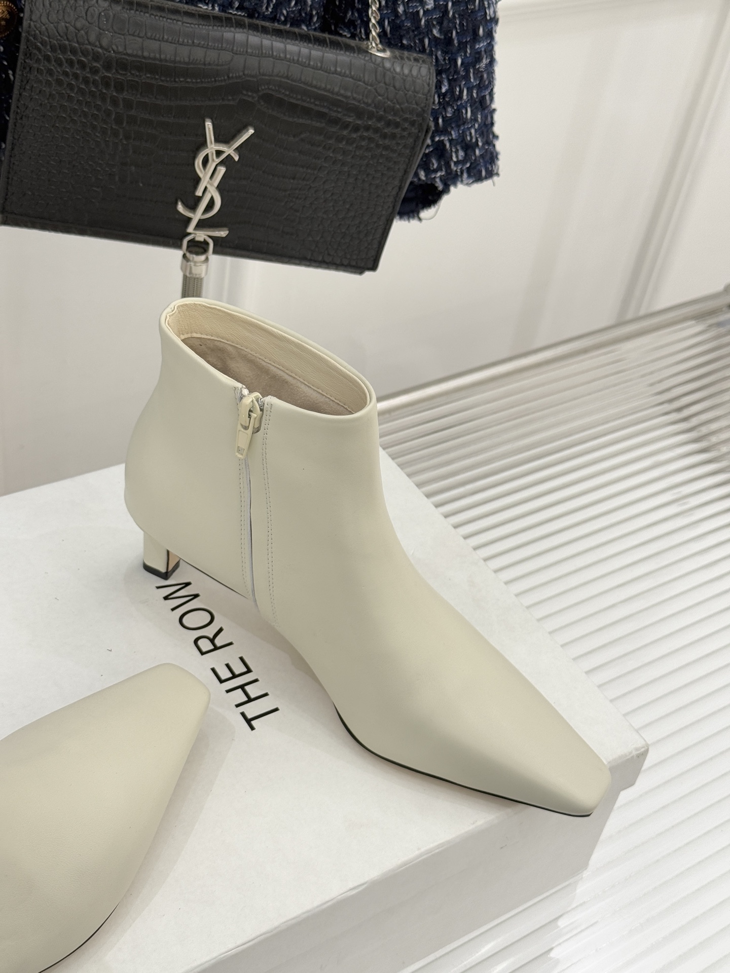 The Row25WF新品复古小方头侧拉链猫跟短靴以“少即是多”的设计哲学为骨将复古底蕴与现代优雅织入靴