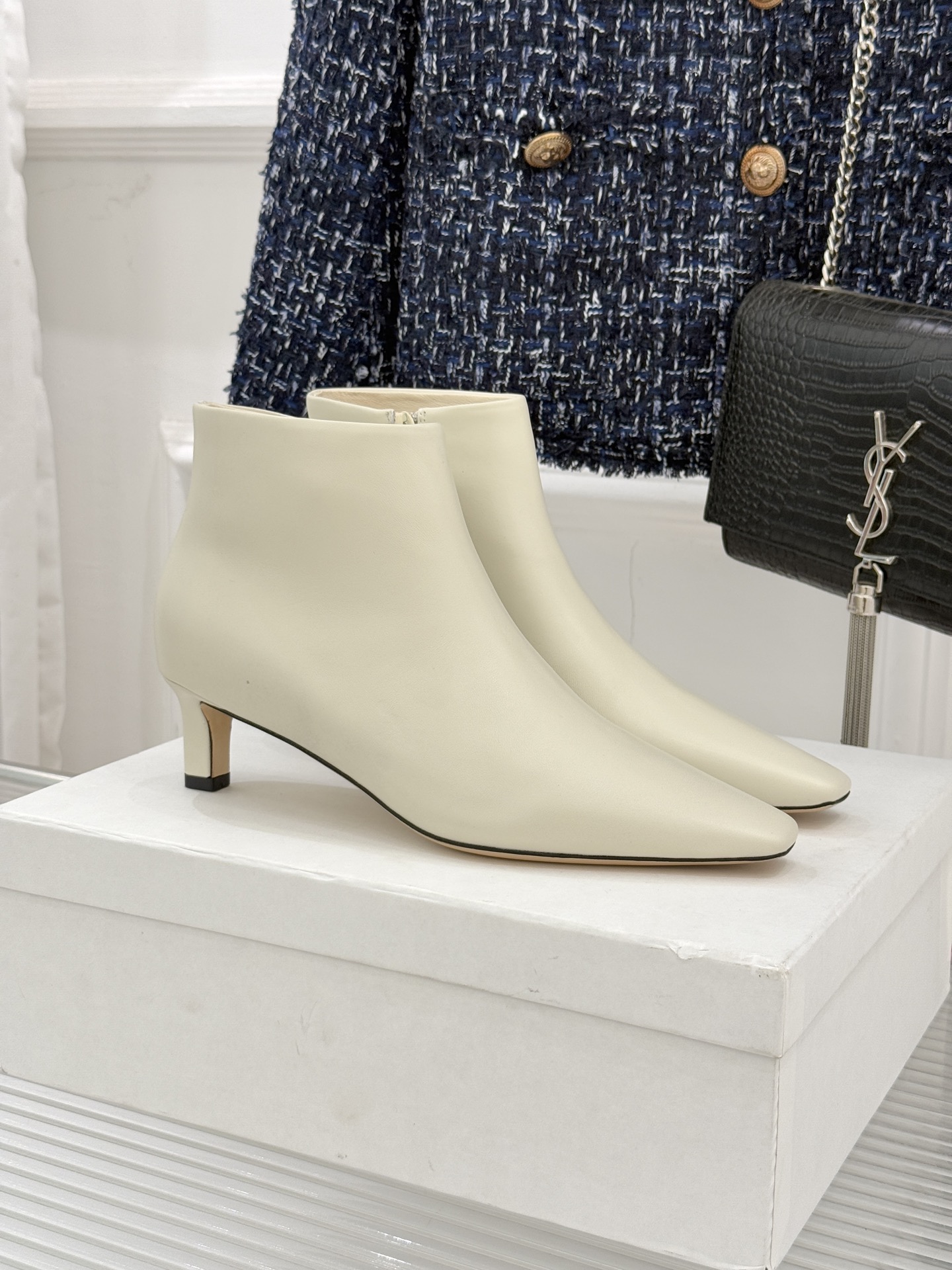 The Row25WF新品复古小方头侧拉链猫跟短靴以“少即是多”的设计哲学为骨将复古底蕴与现代优雅织入靴