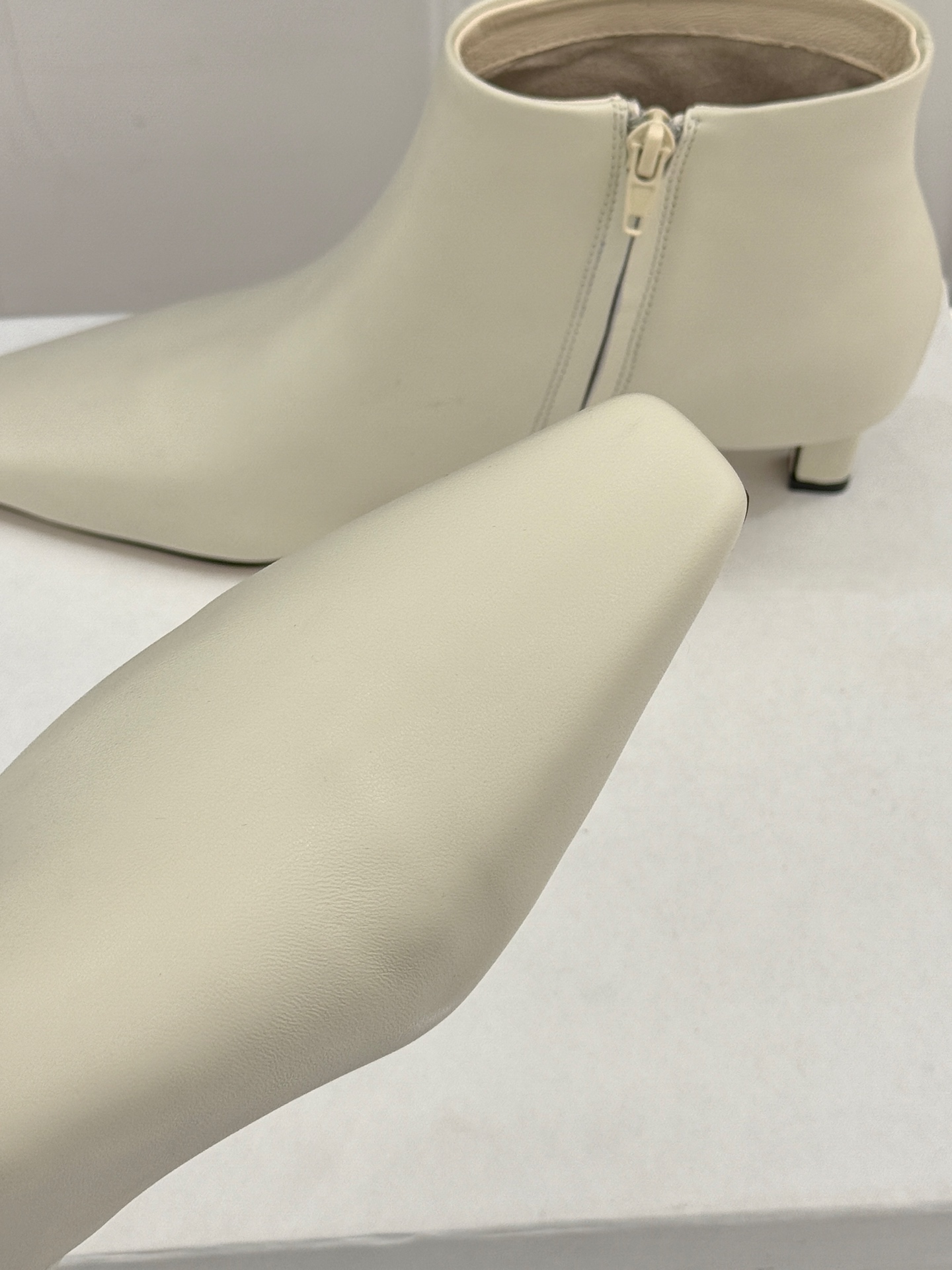 The Row25WF新品复古小方头侧拉链猫跟短靴以“少即是多”的设计哲学为骨将复古底蕴与现代优雅织入靴