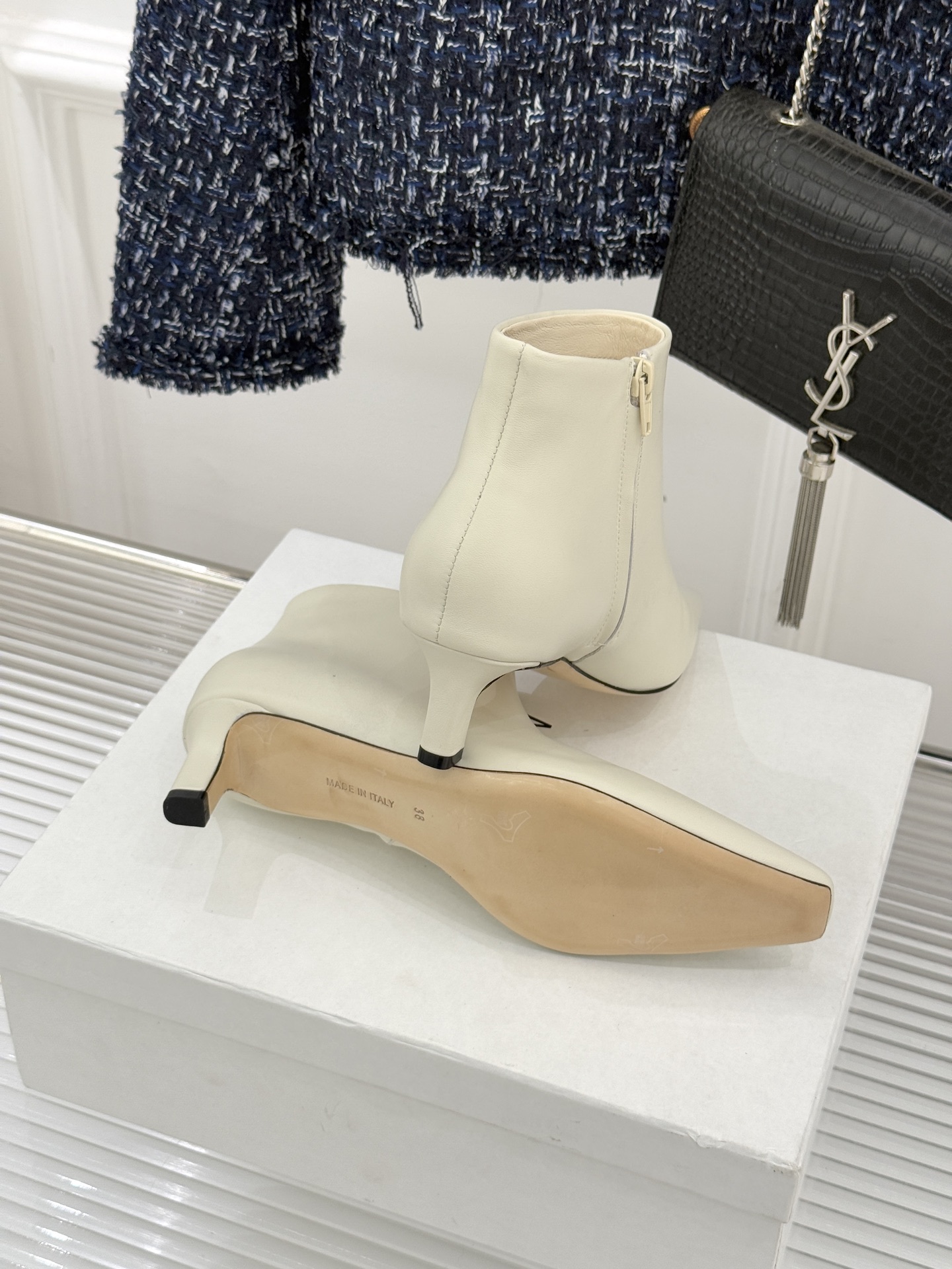 The Row25WF新品复古小方头侧拉链猫跟短靴以“少即是多”的设计哲学为骨将复古底蕴与现代优雅织入靴