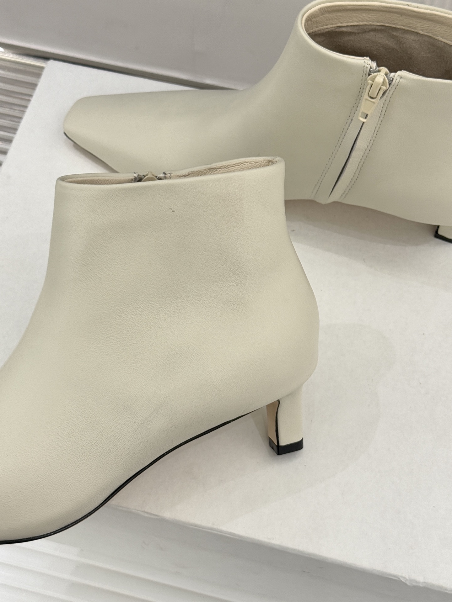 The Row25WF新品复古小方头侧拉链猫跟短靴以“少即是多”的设计哲学为骨将复古底蕴与现代优雅织入靴