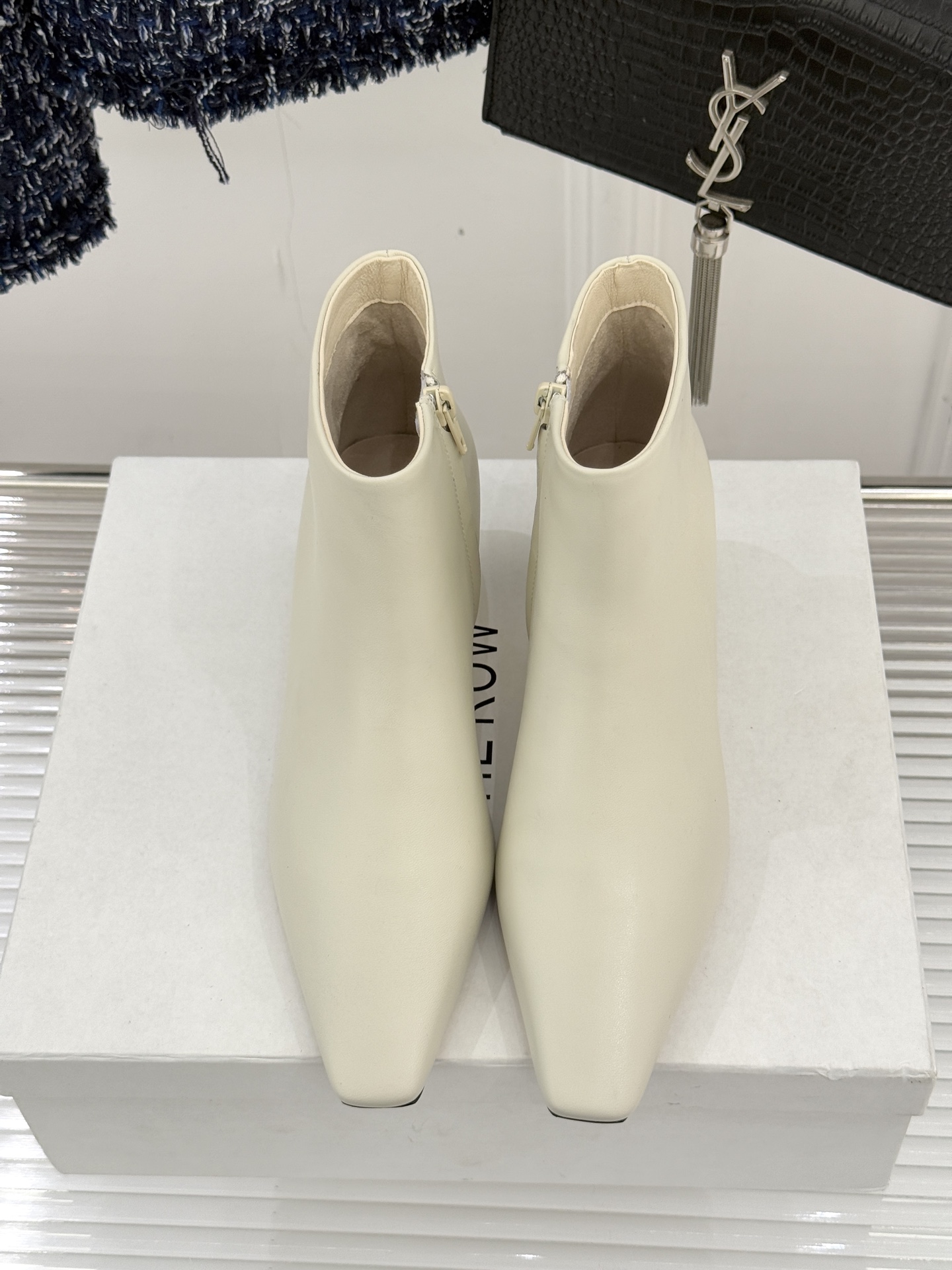 The Row25WF新品复古小方头侧拉链猫跟短靴以“少即是多”的设计哲学为骨将复古底蕴与现代优雅织入靴