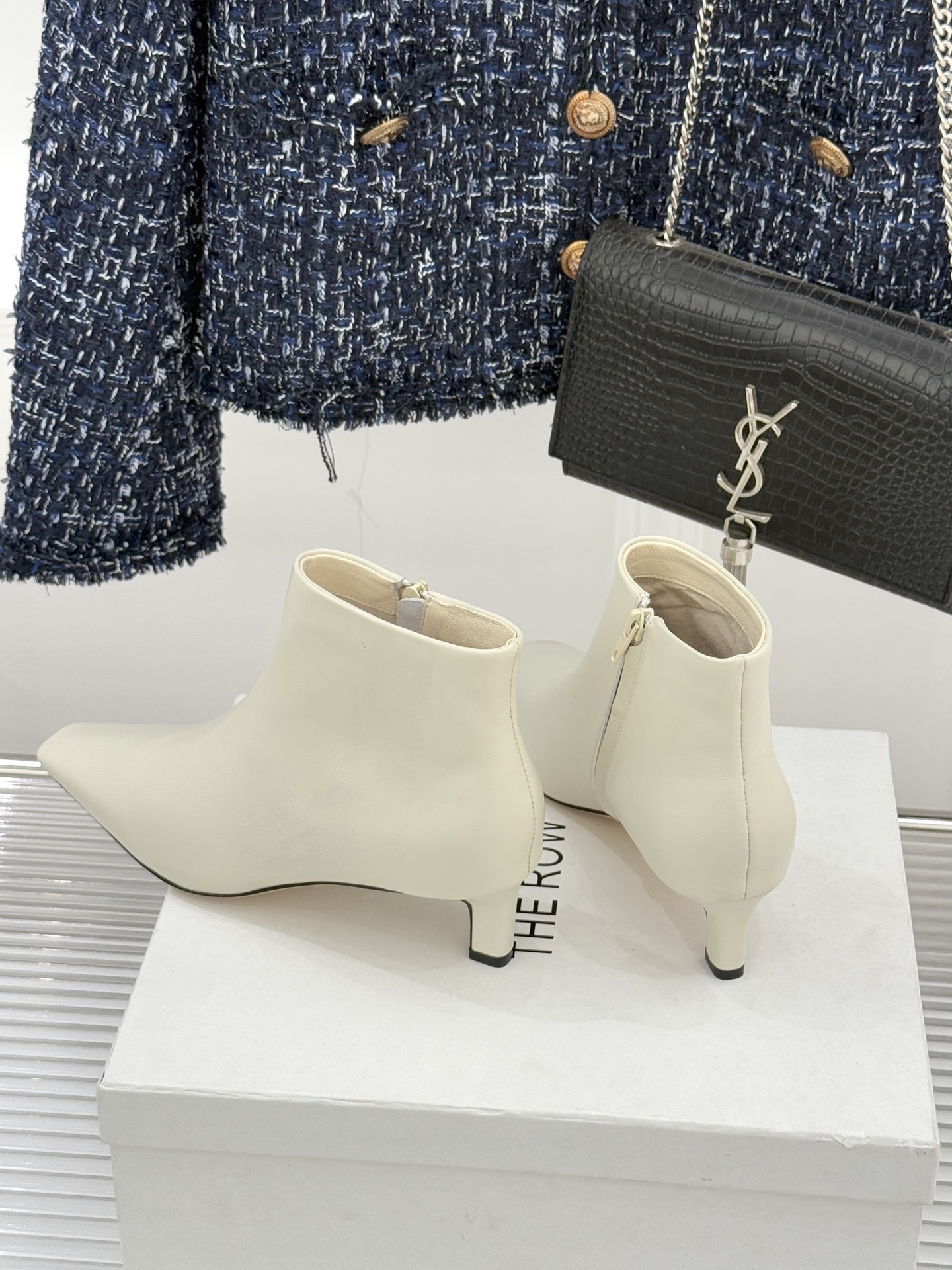 The Row25WF新品复古小方头侧拉链猫跟短靴以“少即是多”的设计哲学为骨将复古底蕴与现代优雅织入靴