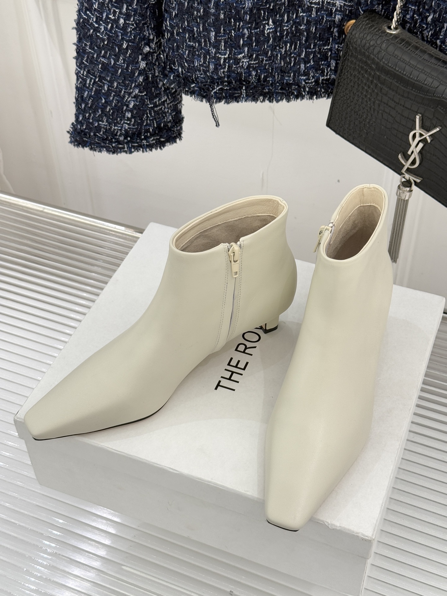 The Row25WF新品复古小方头侧拉链猫跟短靴以“少即是多”的设计哲学为骨将复古底蕴与现代优雅织入靴