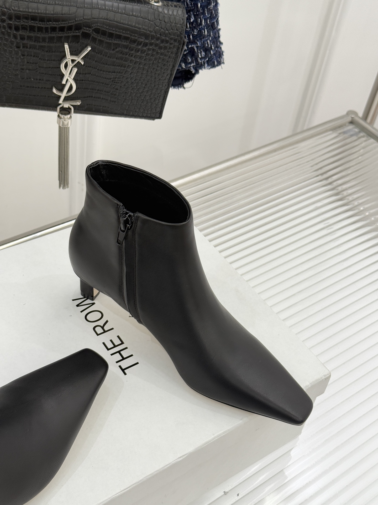 The Row25WF新品复古小方头侧拉链猫跟短靴以“少即是多”的设计哲学为骨将复古底蕴与现代优雅织入靴